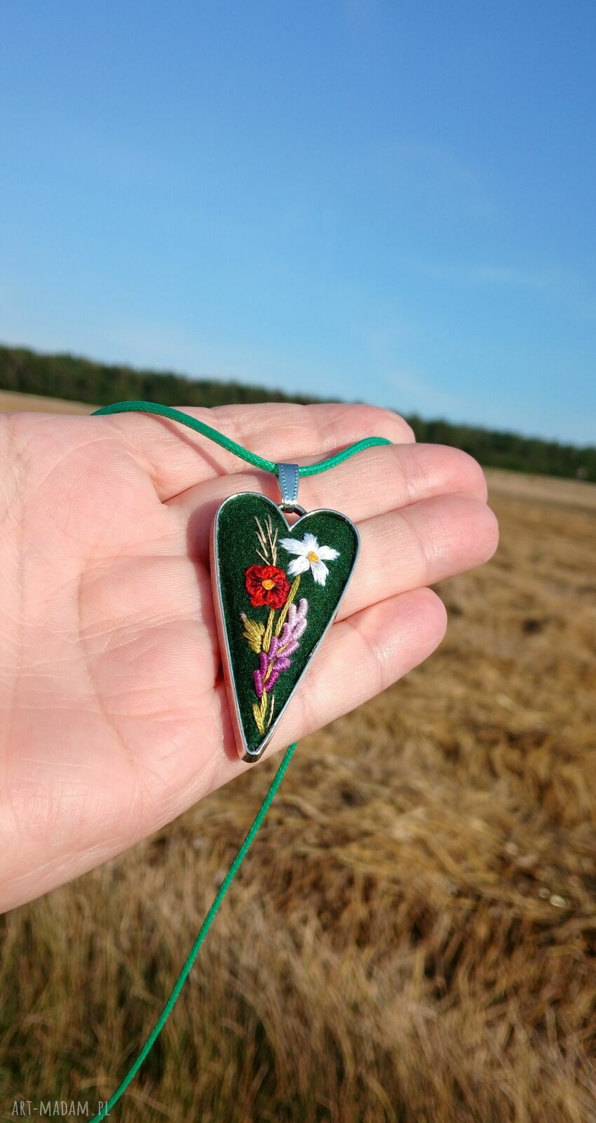 Ręcznie haftowany wisior boho z letnim bukietem