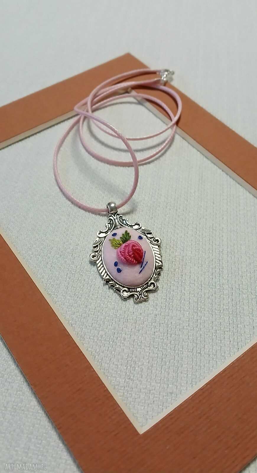 Ręcznie haftowany wisior dla Beaty - boho różowy na filcu