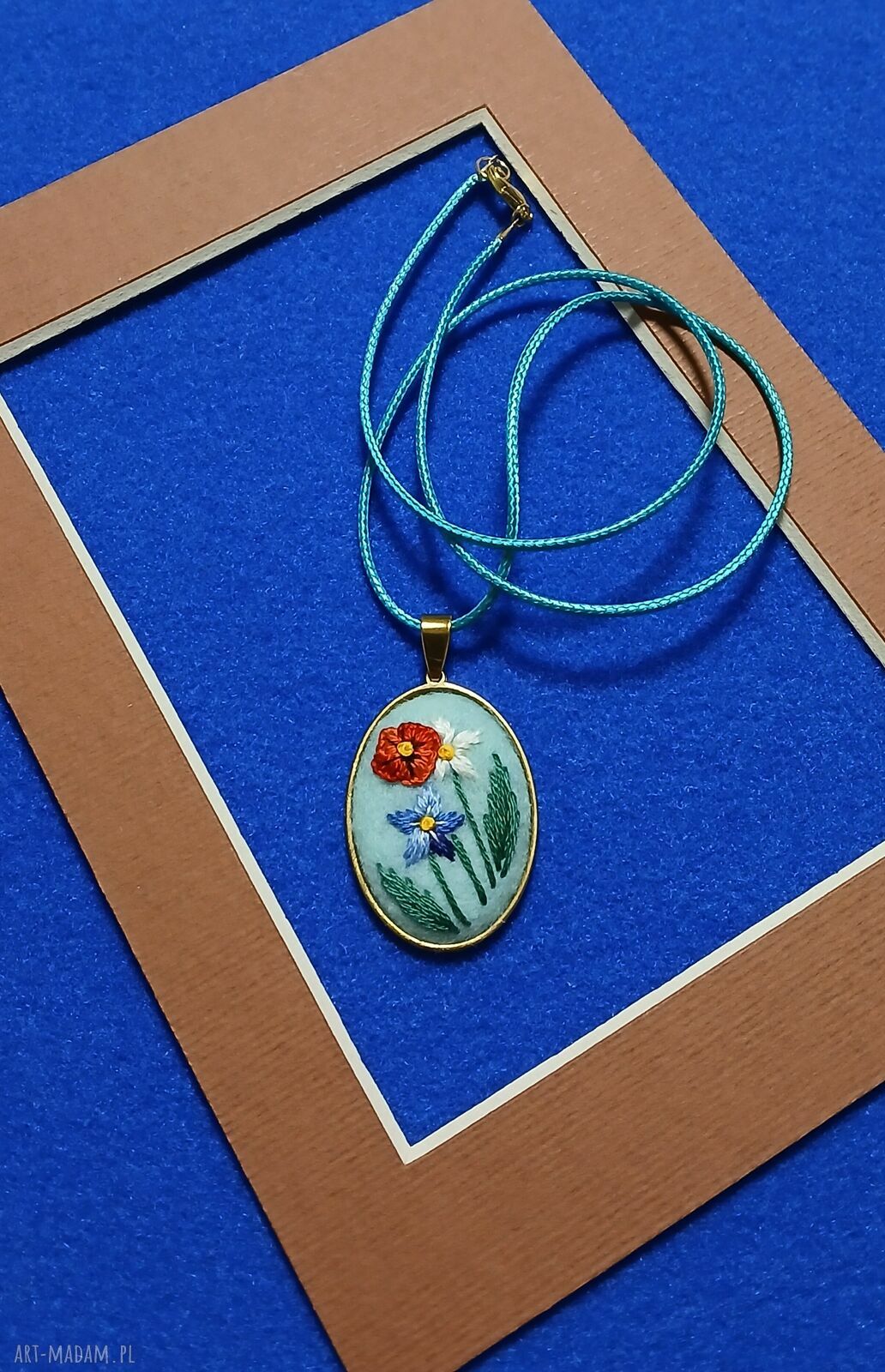 Ręcznie haftowany wisior handmade - oryginalna biżuteria dla niej