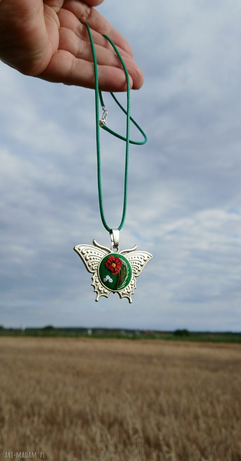 Ręcznie haftowany wisior boho z makiem i motylem