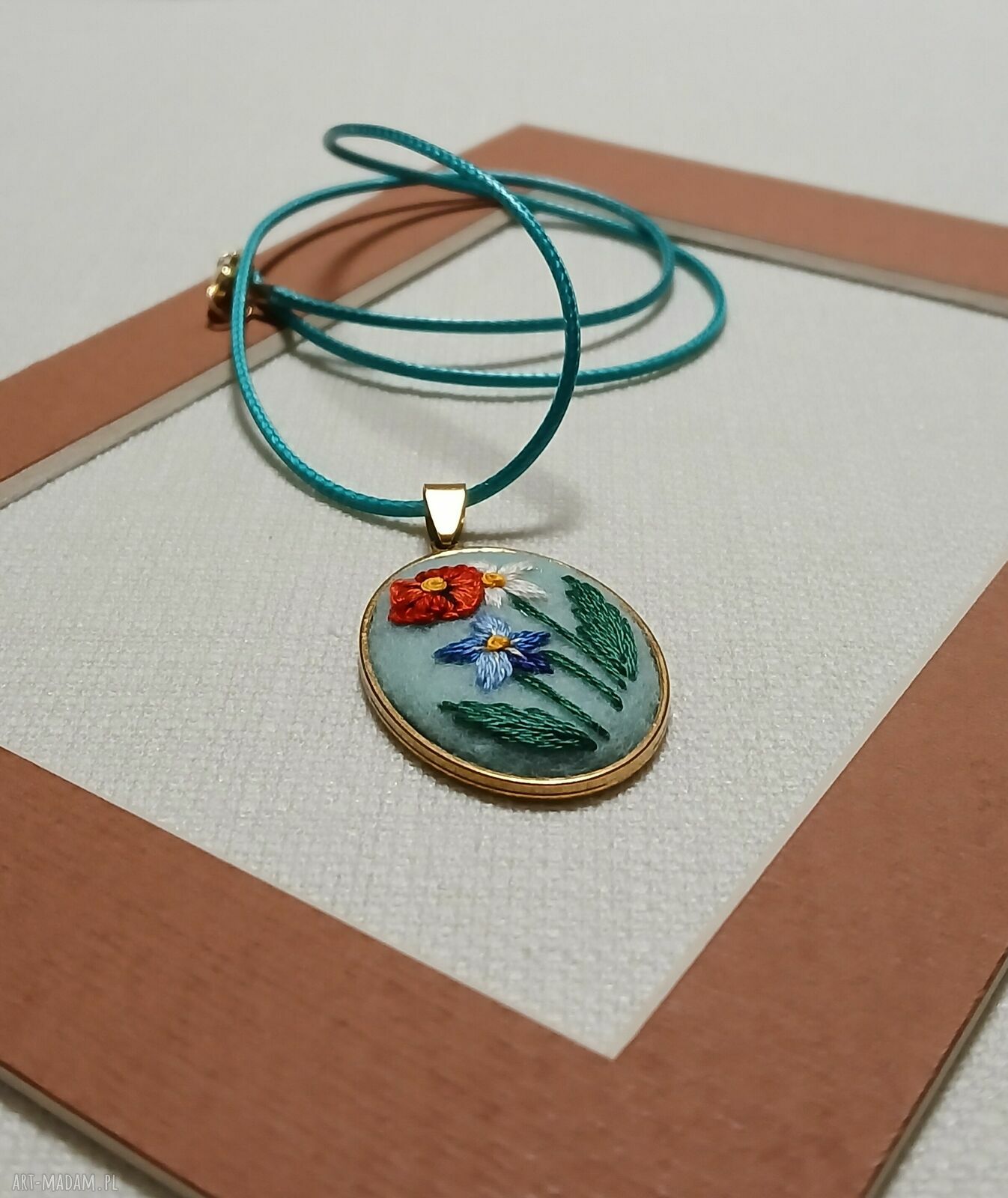Ręcznie haftowany wisior handmade - oryginalna biżuteria dla niej