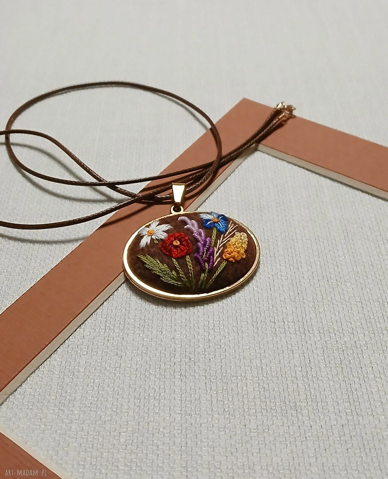 Ręcznie haftowany wisiorek boho dla Heleny