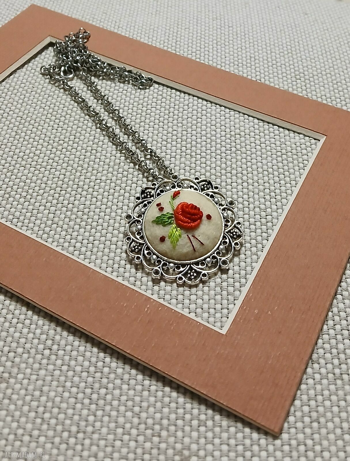 Ręcznie haftowany wisior dla Marianny w stylu boho