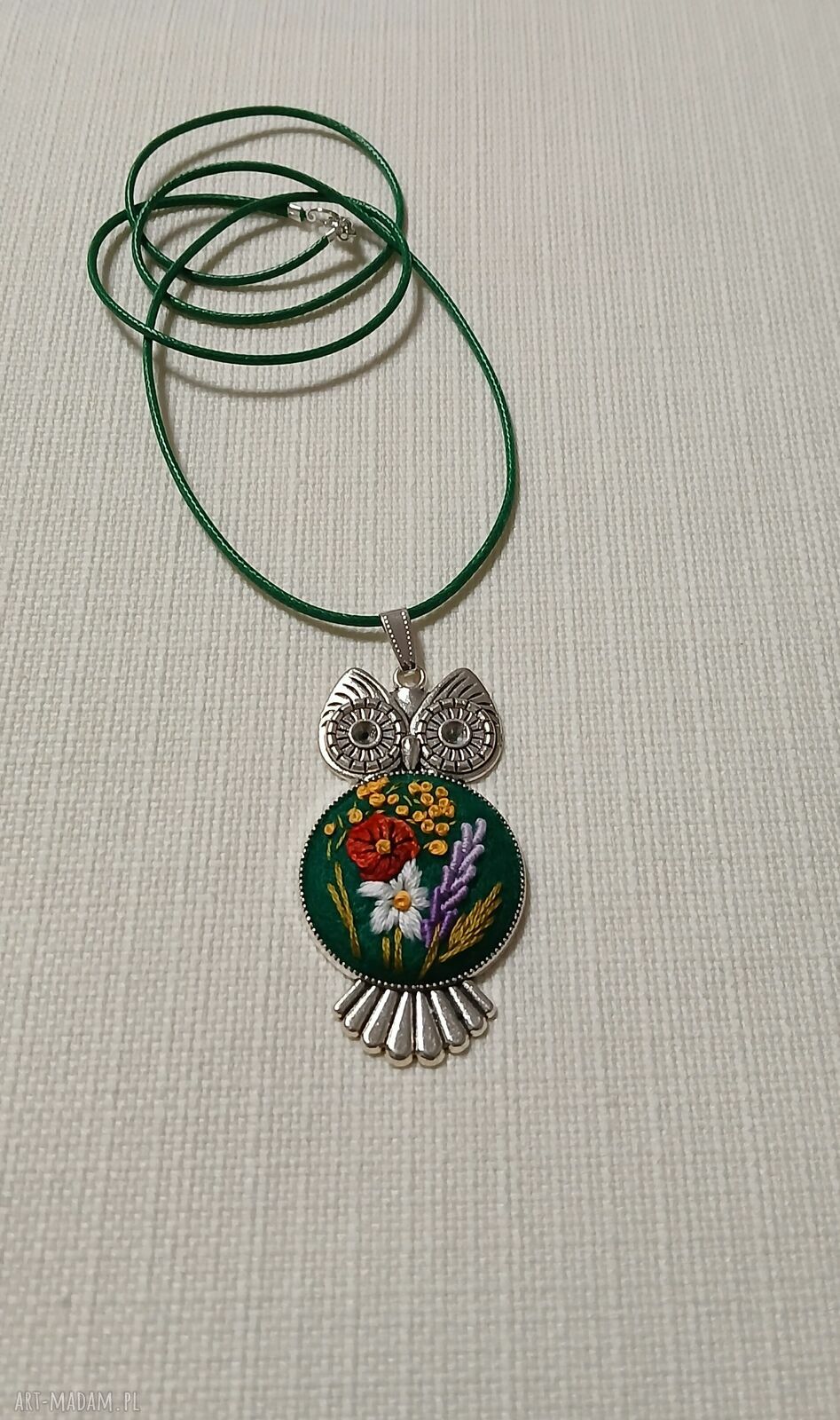 Ręcznie haftowany wisior Zielona Sowa - biżuteria boho na filcu