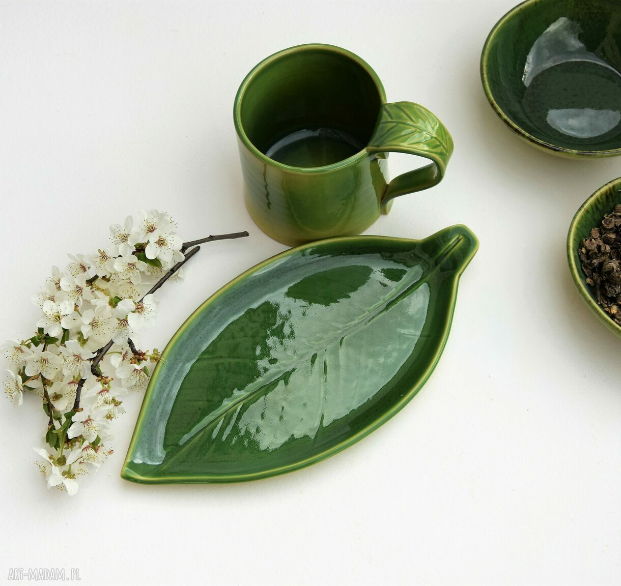 Ręcznie lepiony kubek ceramiczny z podstawką liść