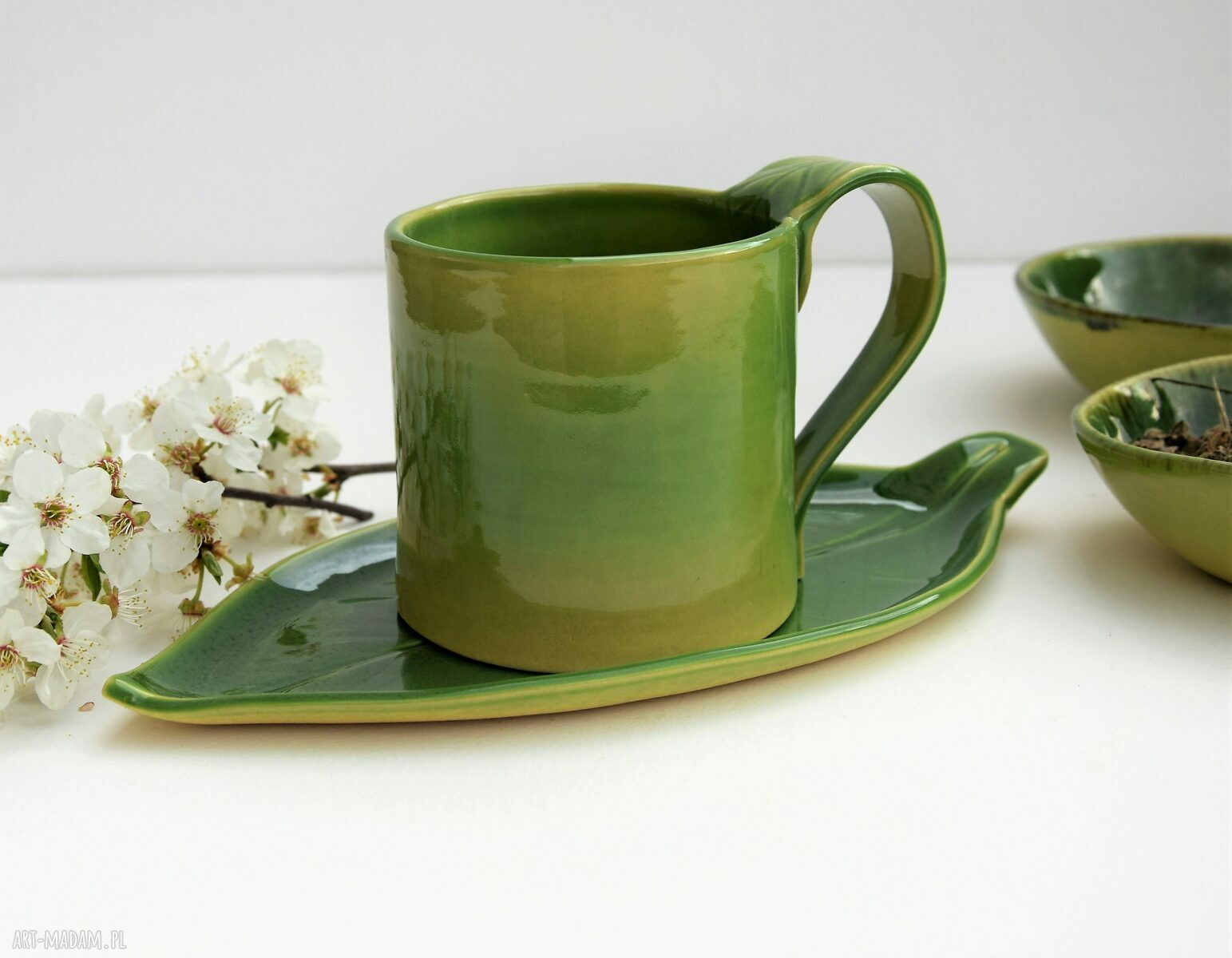Ręcznie lepiony kubek ceramiczny z podstawką liść