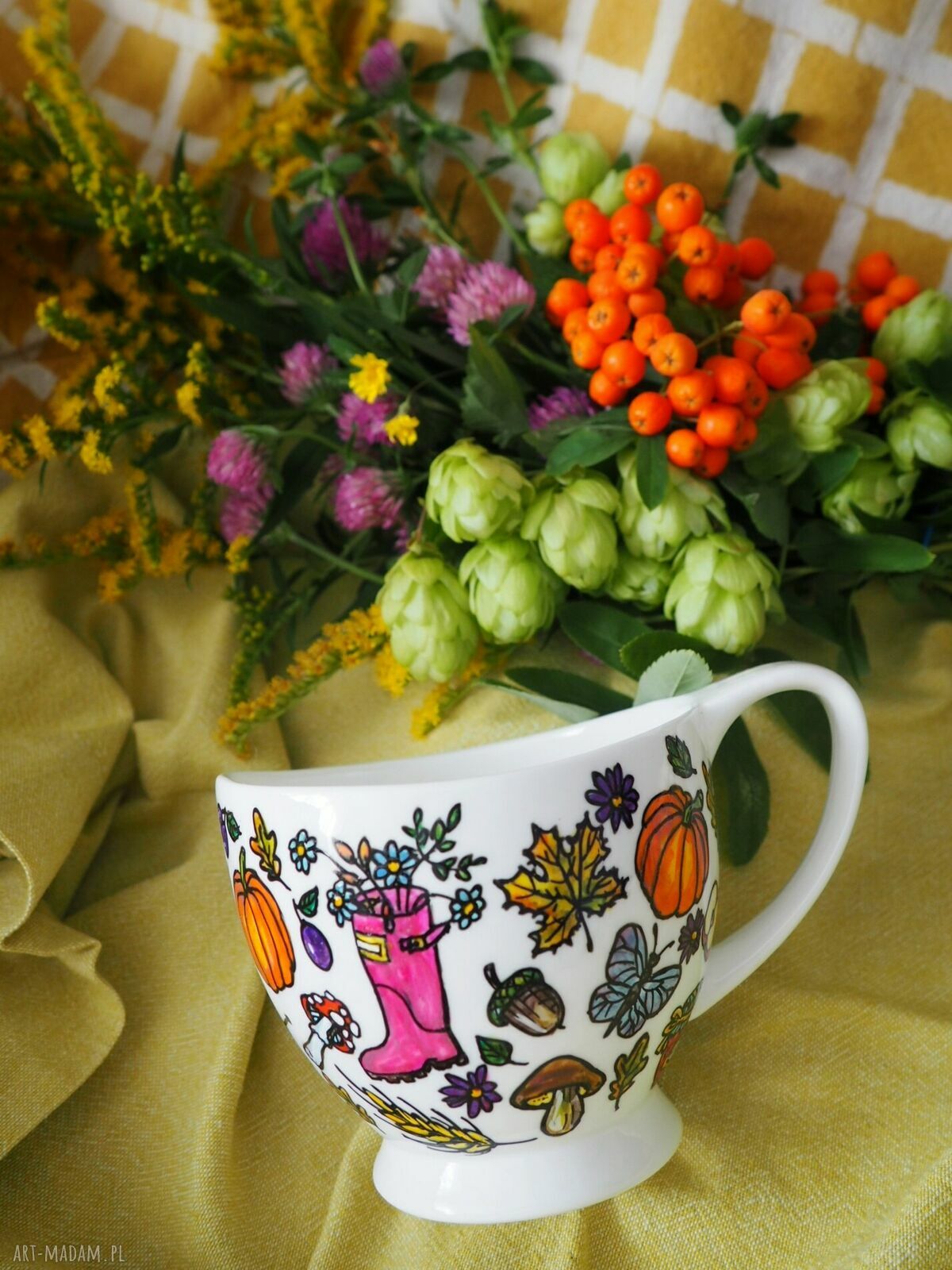Ręcznie malowana filiżanka porcelanowa dla jesieniary