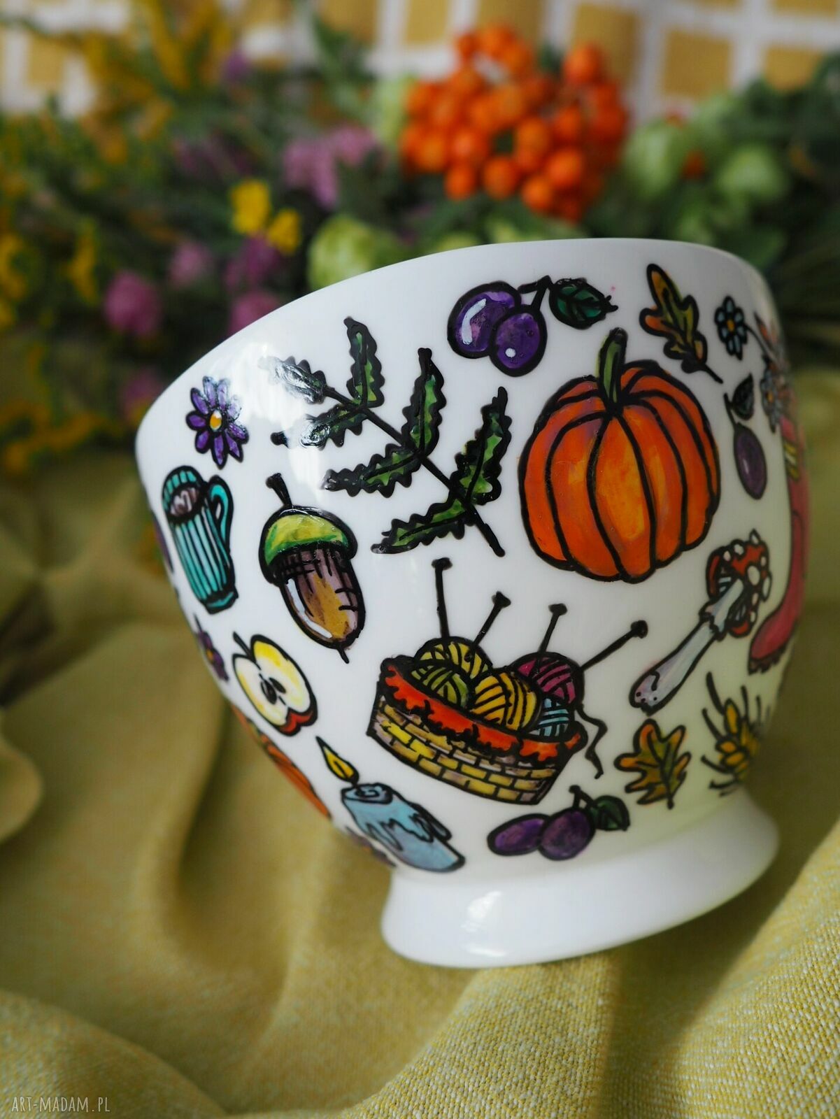 Ręcznie malowana filiżanka porcelanowa dla jesieniary