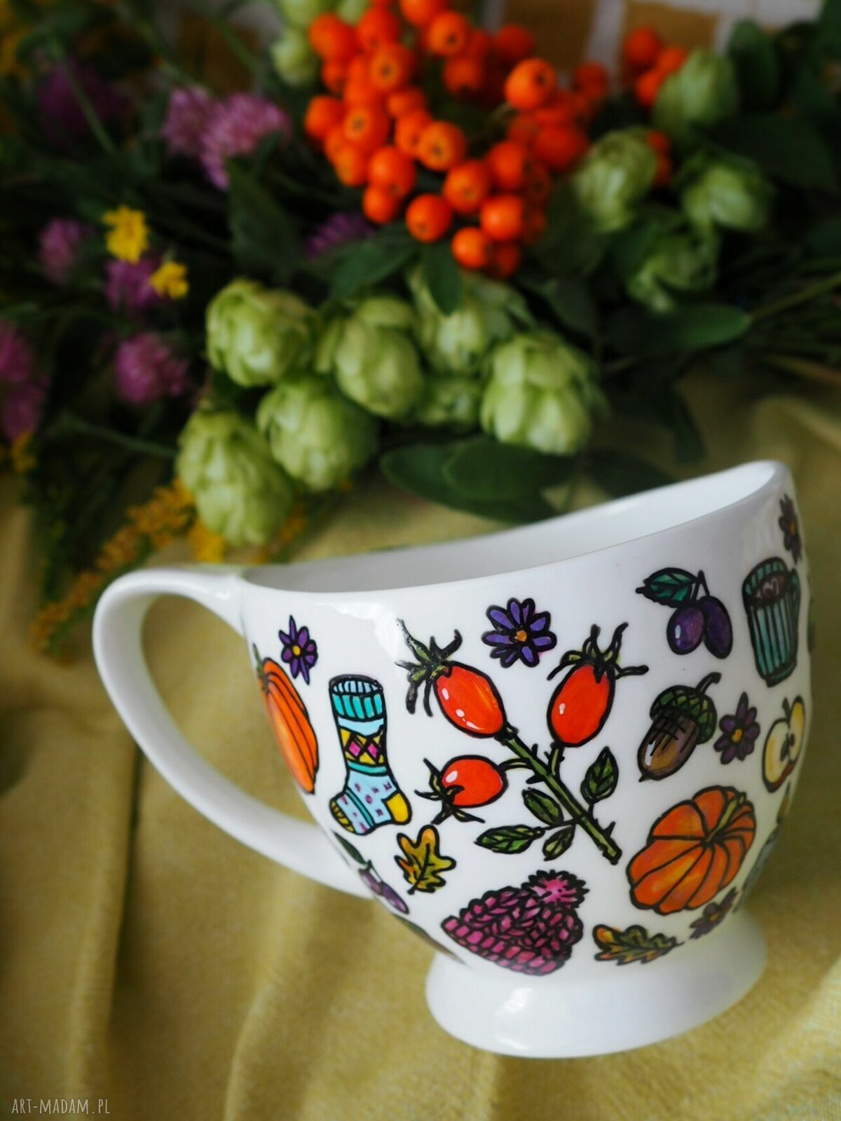 Ręcznie malowana filiżanka porcelanowa dla jesieniary