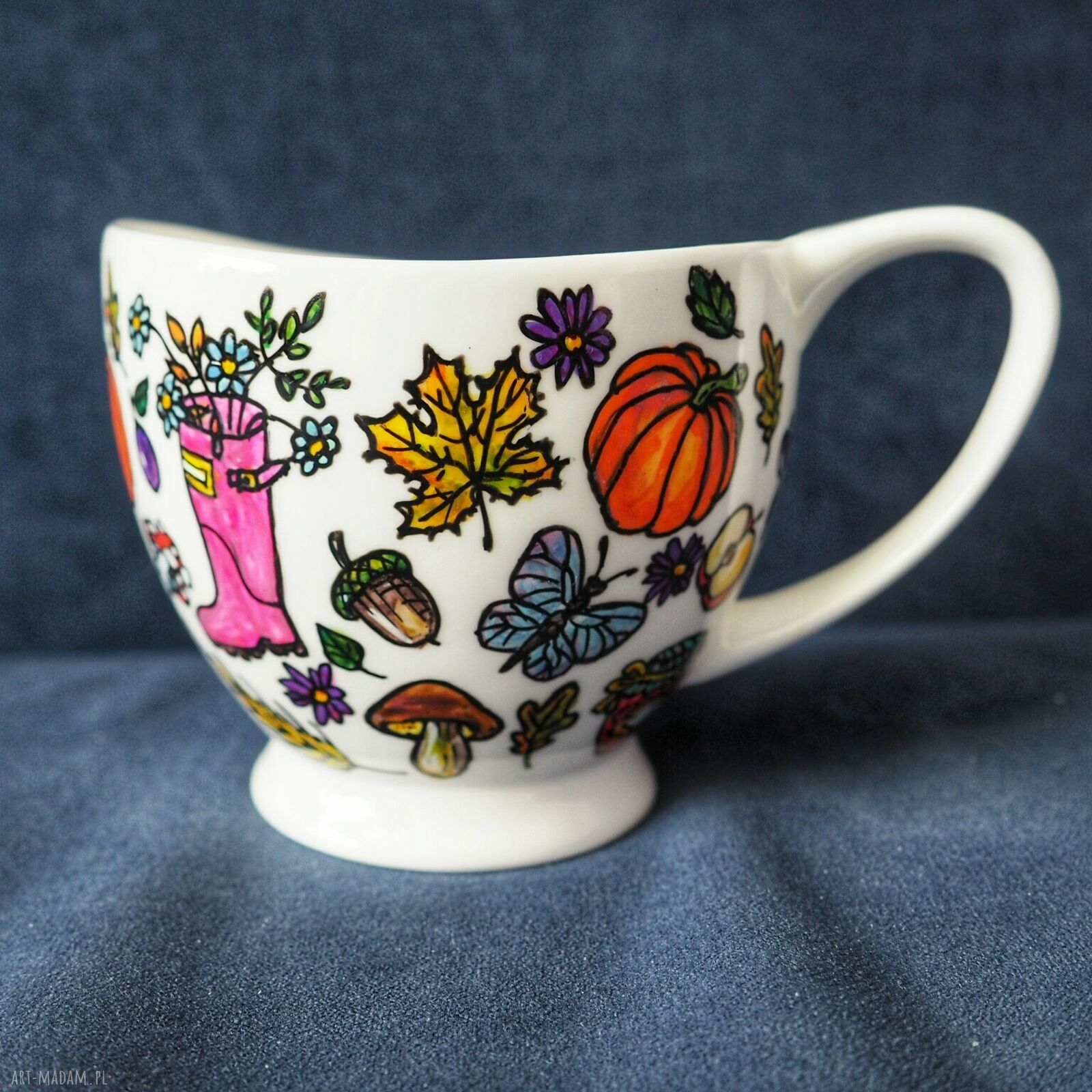 Ręcznie malowana filiżanka porcelanowa dla jesieniary