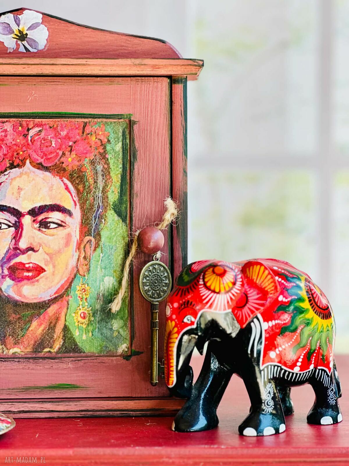 Ręcznie malowana szafka na klucze Frida Kahlo - dekoracja do przedpokoju z drewna sosnowego