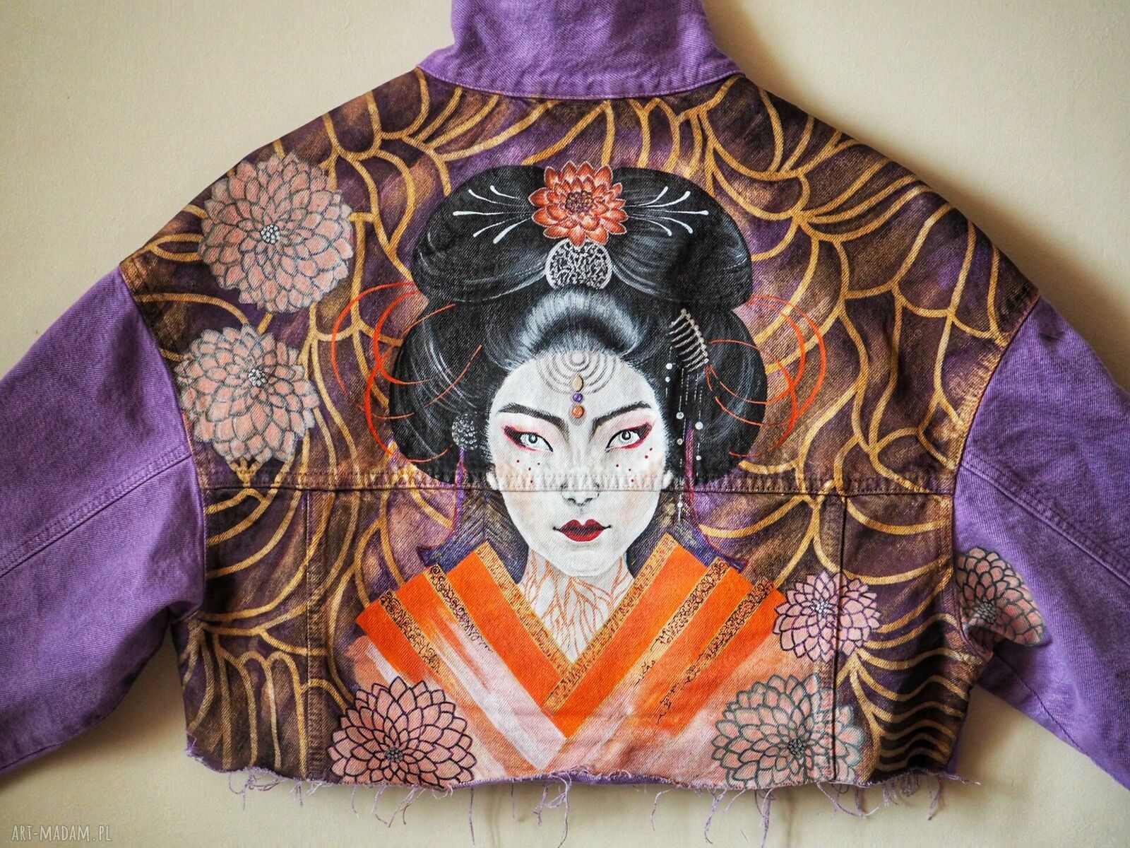 Ręcznie malowana kurtka jeansowa Gejsza i dalie fiolet - cropped oversize