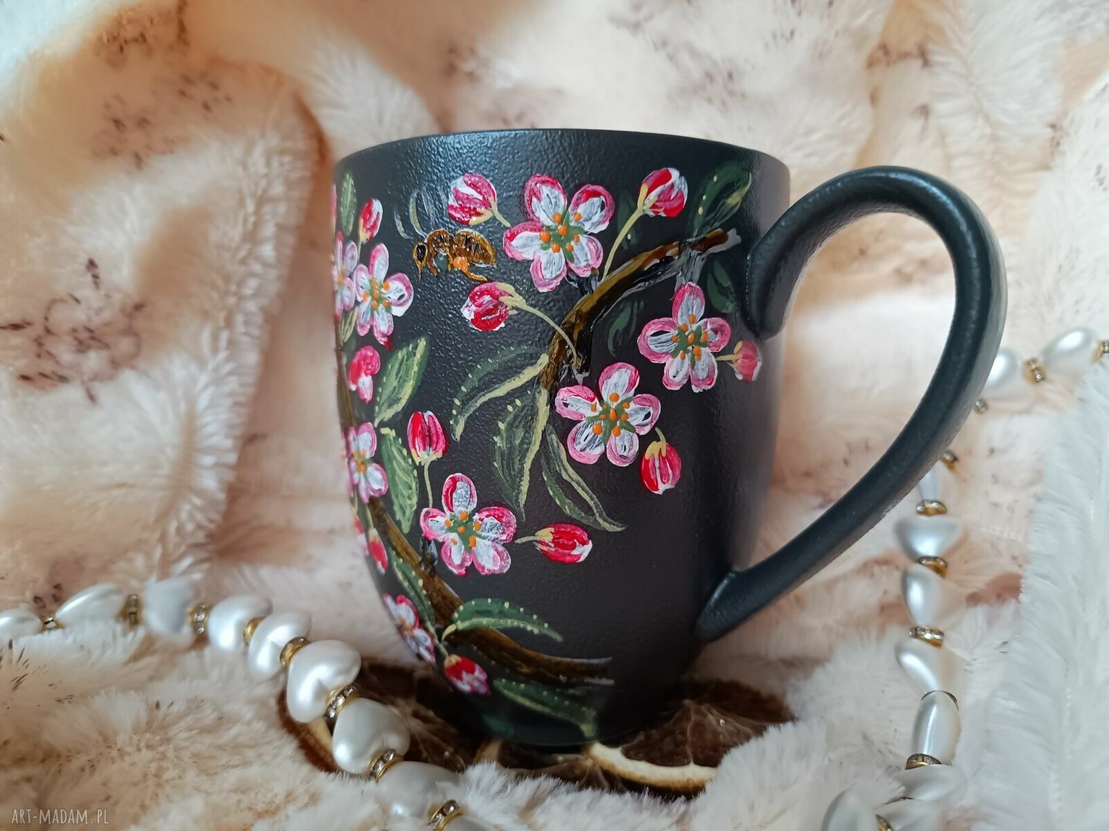 Ręcznie malowana kwitnąca jabłoń - kubek z porcelany 400 ml