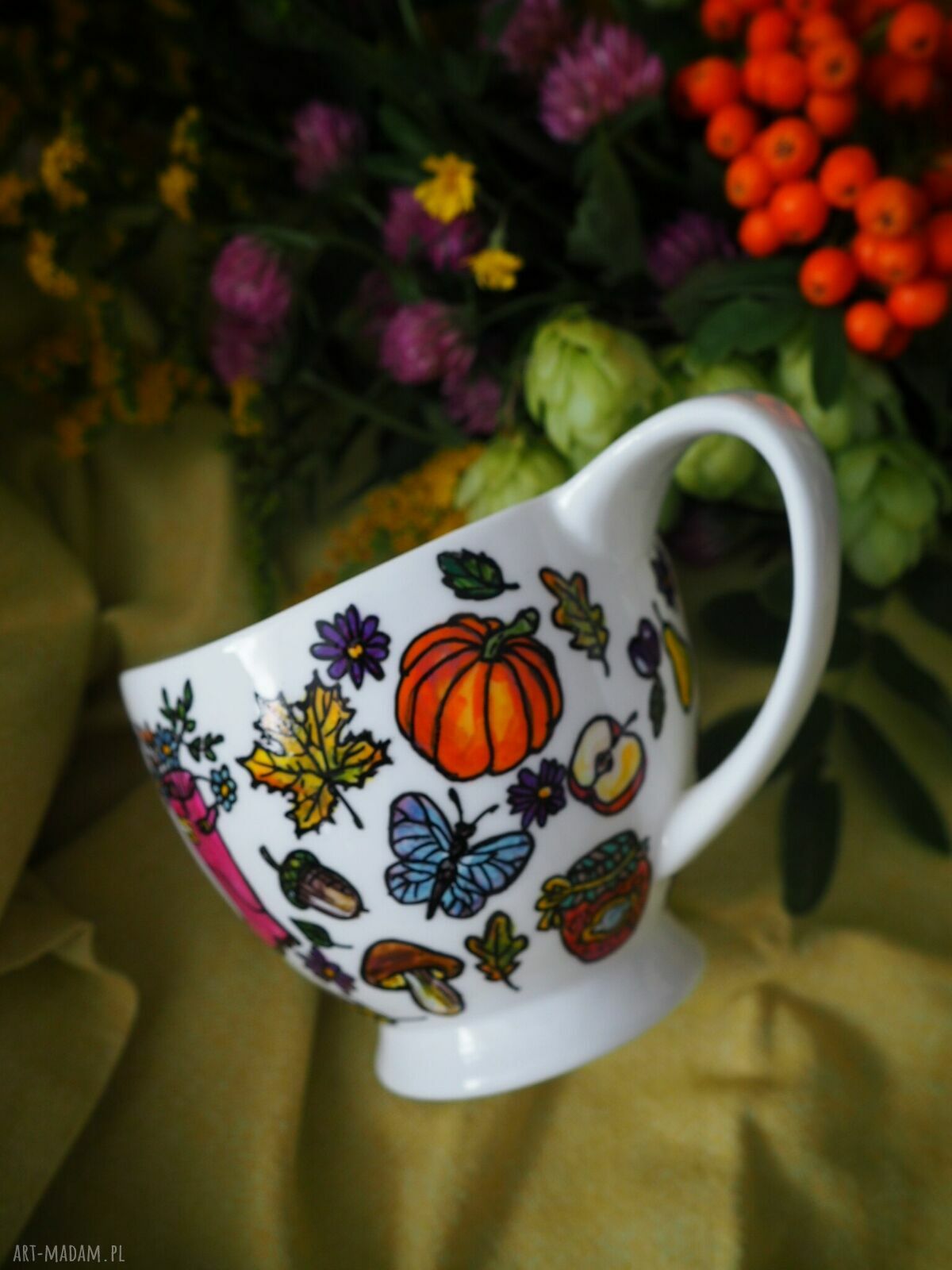 Ręcznie malowana filiżanka porcelanowa dla jesieniary