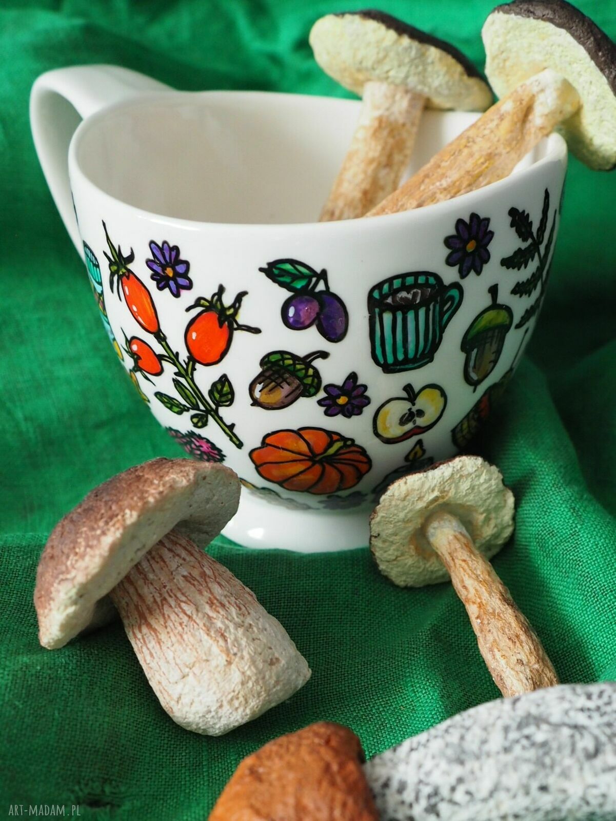 Ręcznie malowana filiżanka porcelanowa dla jesieniary