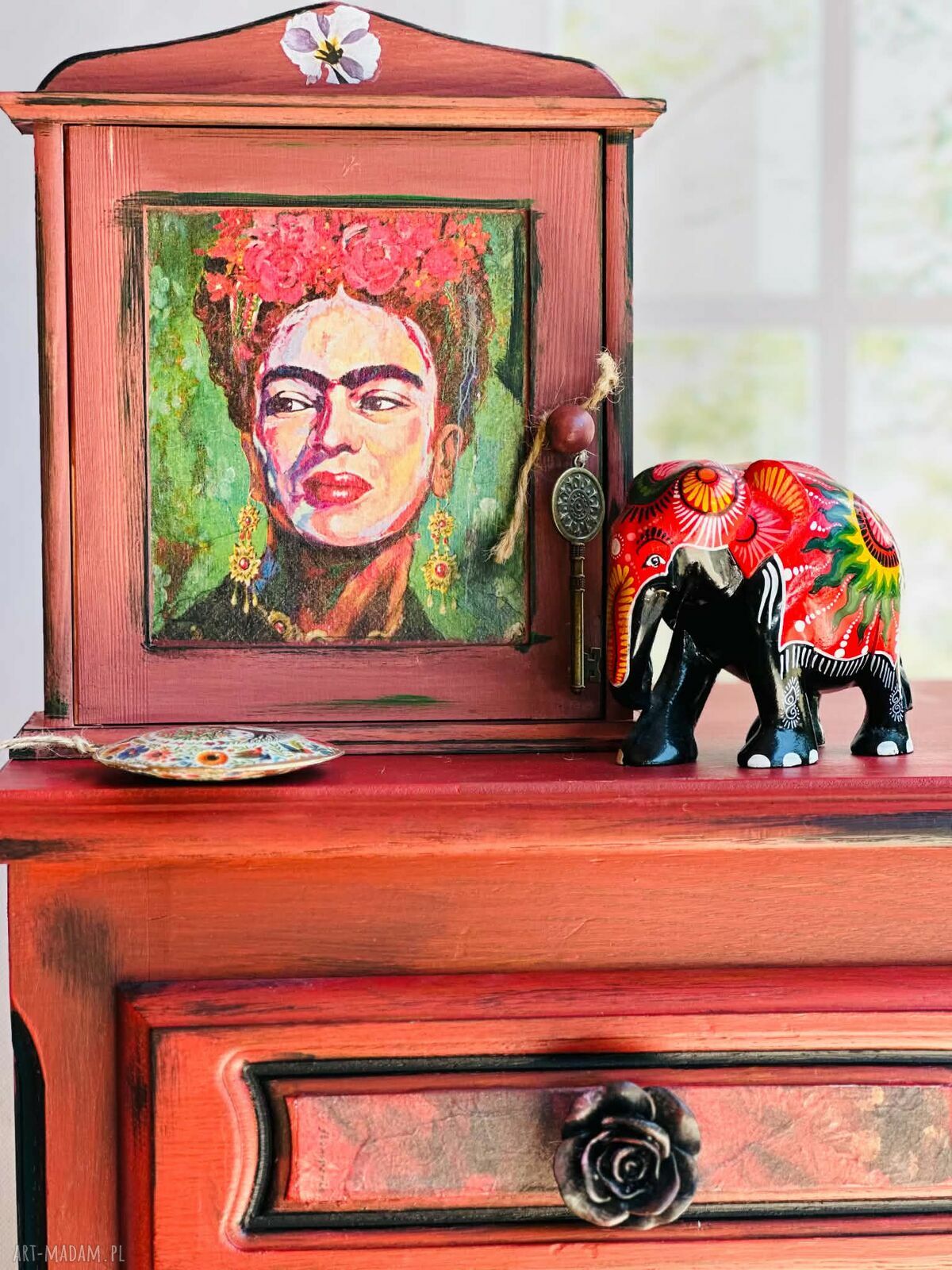 Ręcznie malowana szafka na klucze Frida Kahlo - dekoracja do przedpokoju z drewna sosnowego