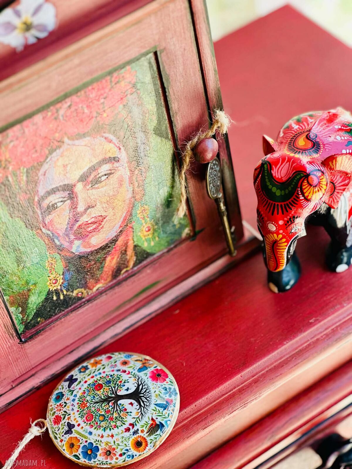 Ręcznie malowana szafka na klucze Frida Kahlo - dekoracja do przedpokoju z drewna sosnowego