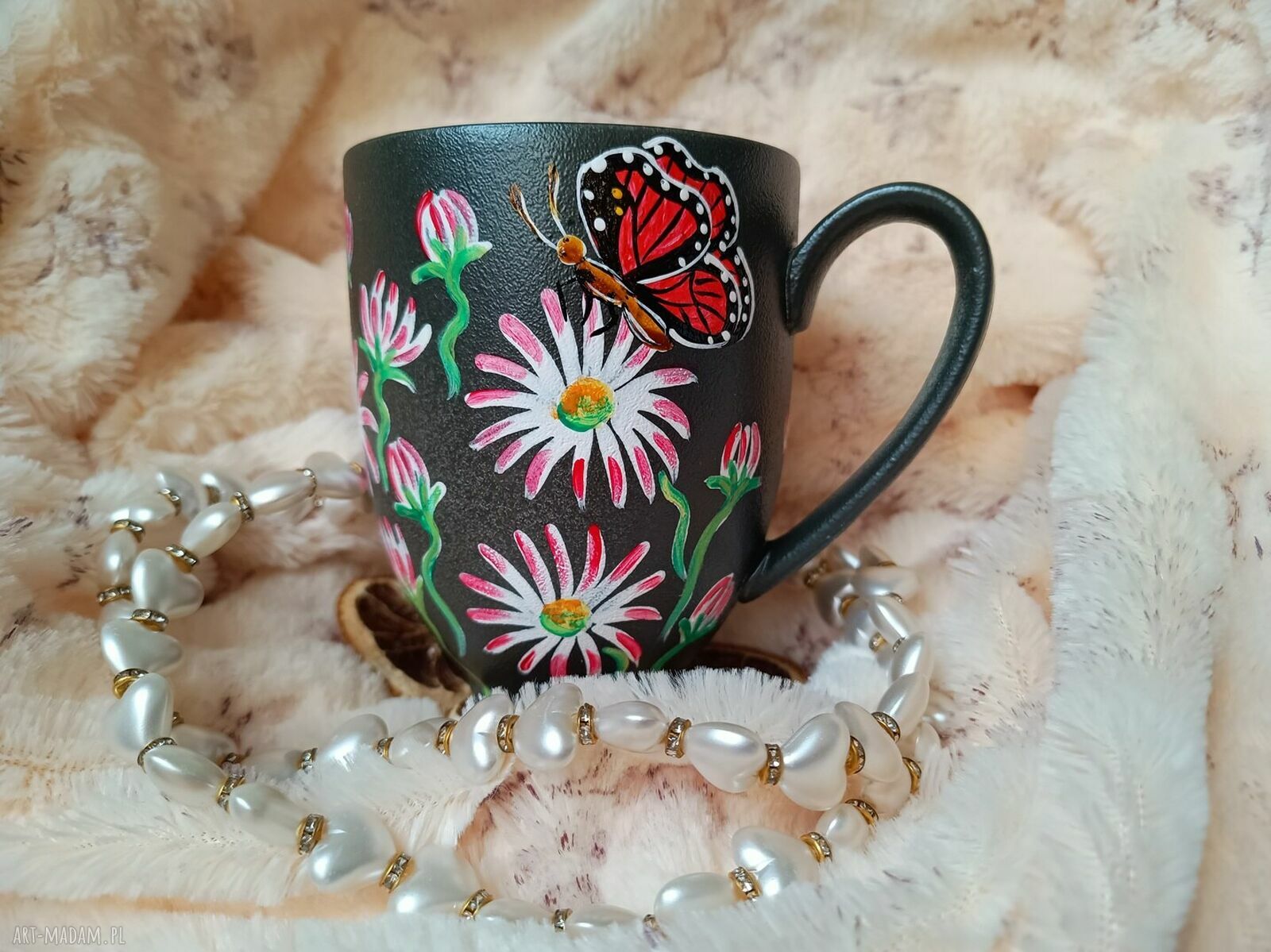 Ręcznie malowany kubek 400 ml - stokrotki i motyle z porcelany