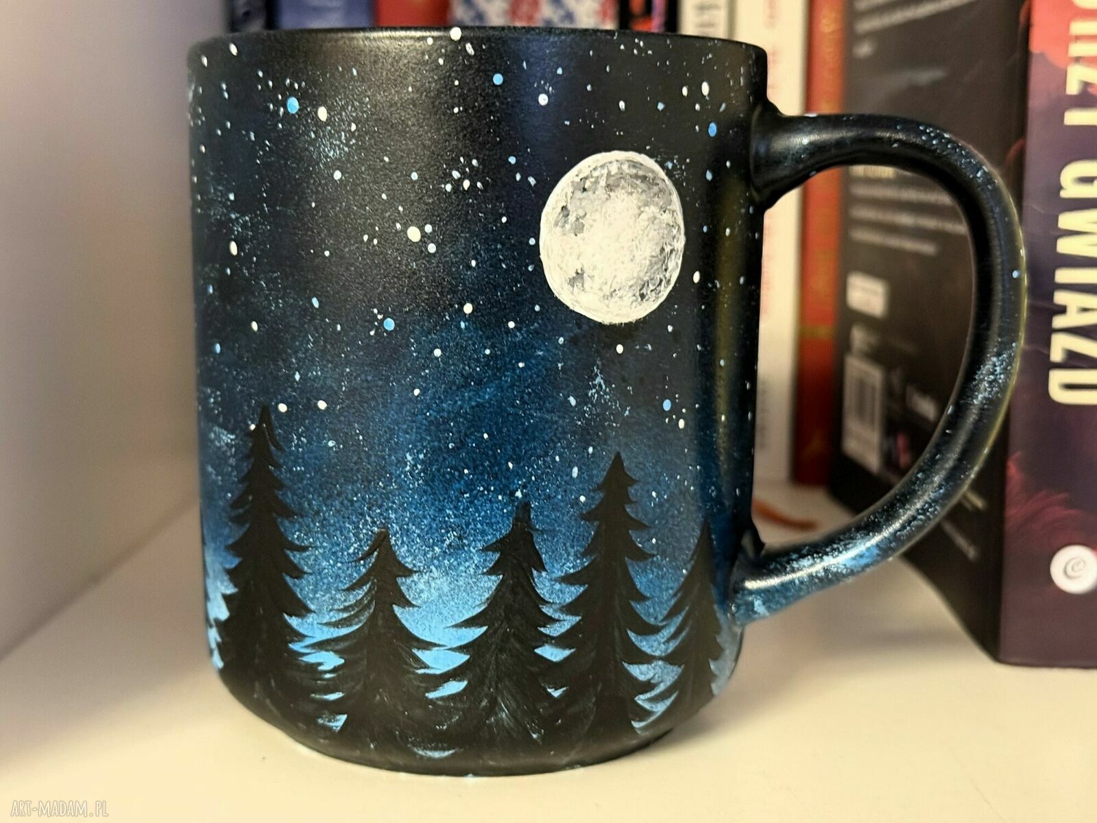 Ręcznie malowany kubek ceramiczny Nocny las i kosmos art Madam.pl