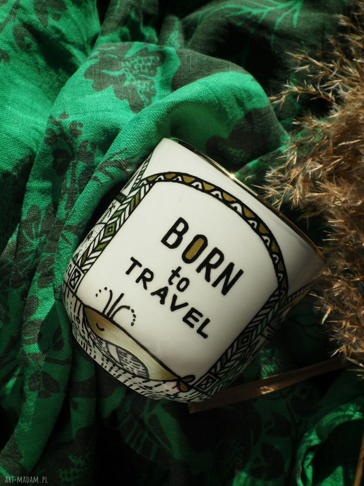 Ręcznie malowany kubek TRAVEL "Born to travel" dla podróżniczki - porcelana 380 ml