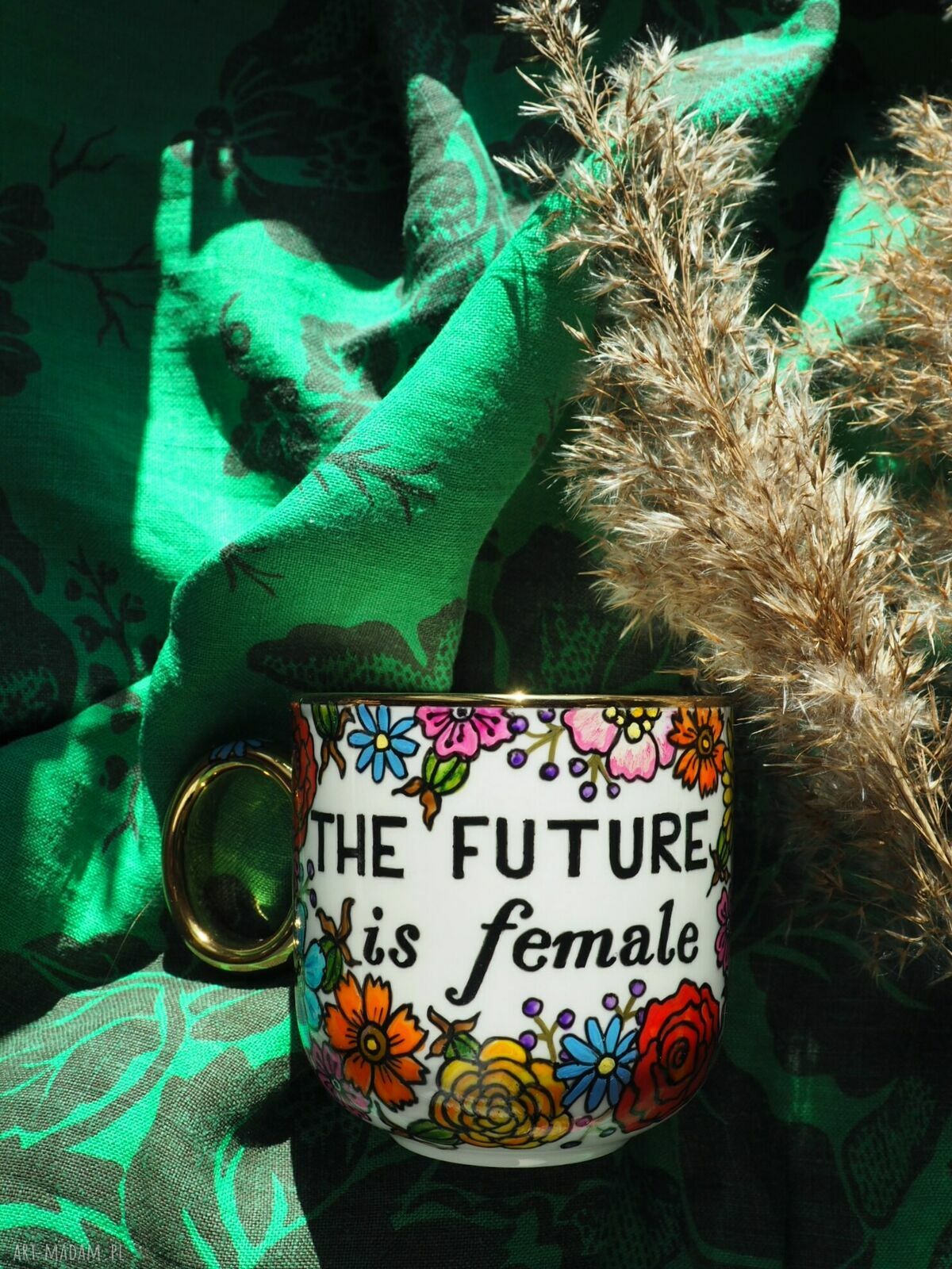 Ręcznie malowany kubek w kwiaty The future is female - Girls Power