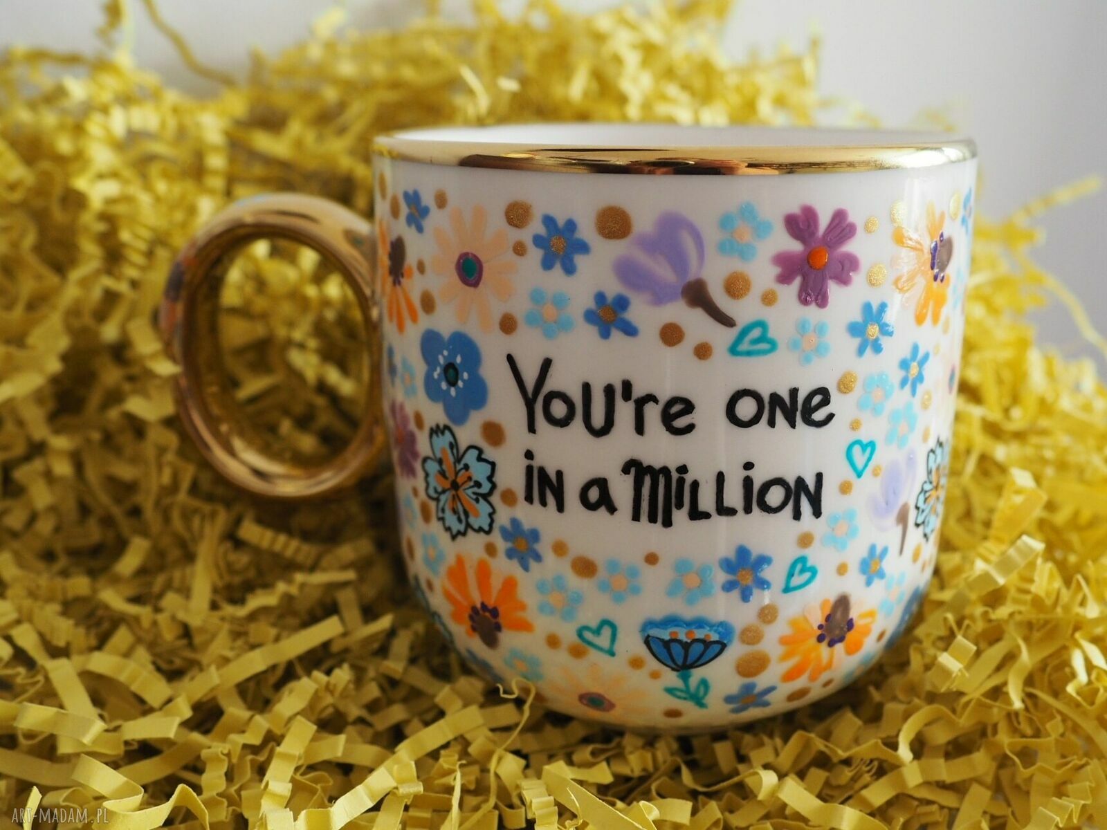 Ręcznie malowany kubek porcelanowy THE ONE - 380 ml, wzór w kwiaty i napis