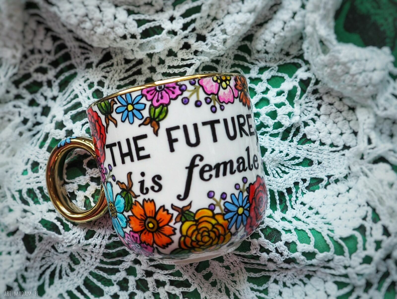 Ręcznie malowany kubek w kwiaty The future is female - Girls Power