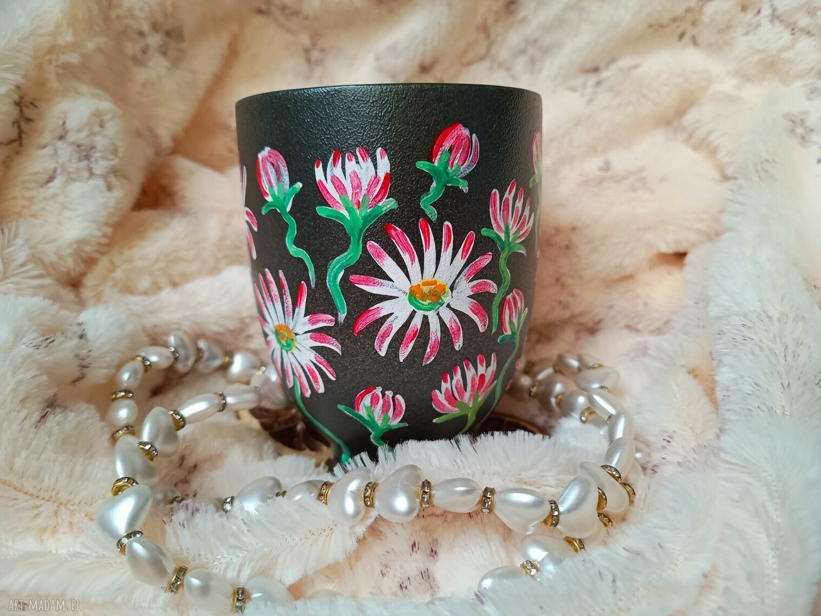 Ręcznie malowany kubek 400 ml - stokrotki i motyle z porcelany