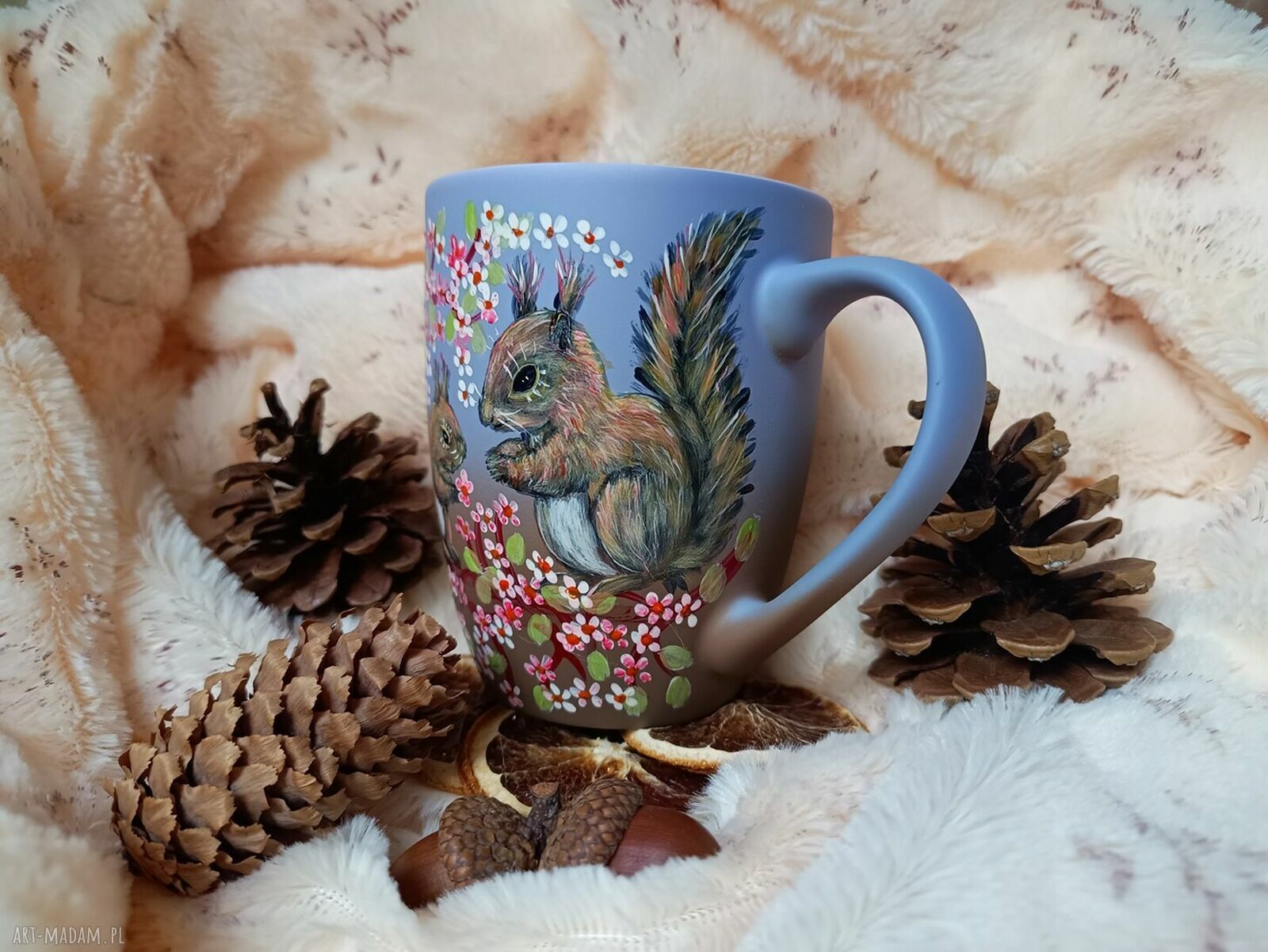 Ręcznie malowany unikatowy kubek porcelanowy Wiewiórki i kwiaty 300 ml