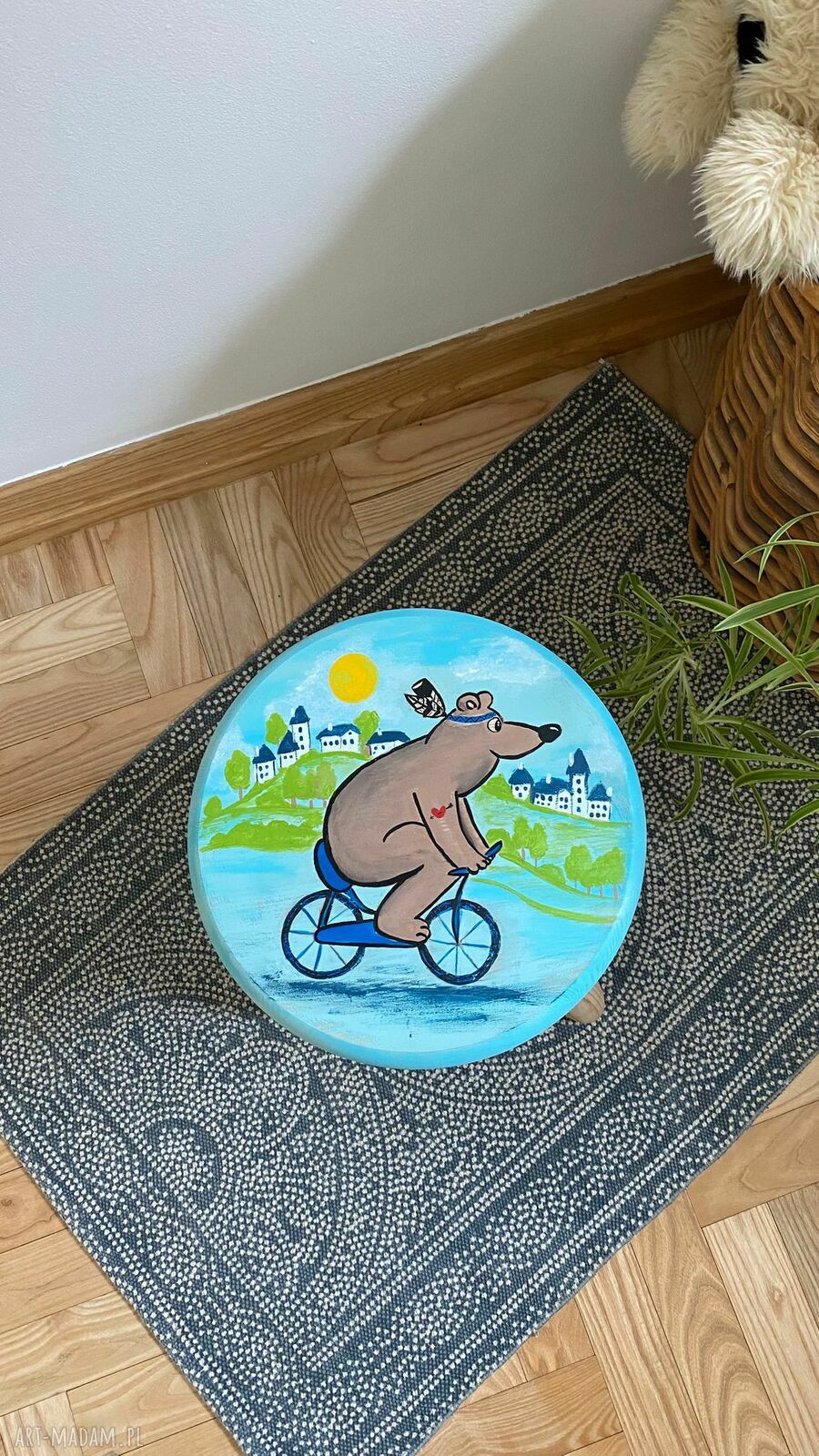 Miś na rowerze - ręcznie malowany stołek dziecięcy z drewna sosnowego