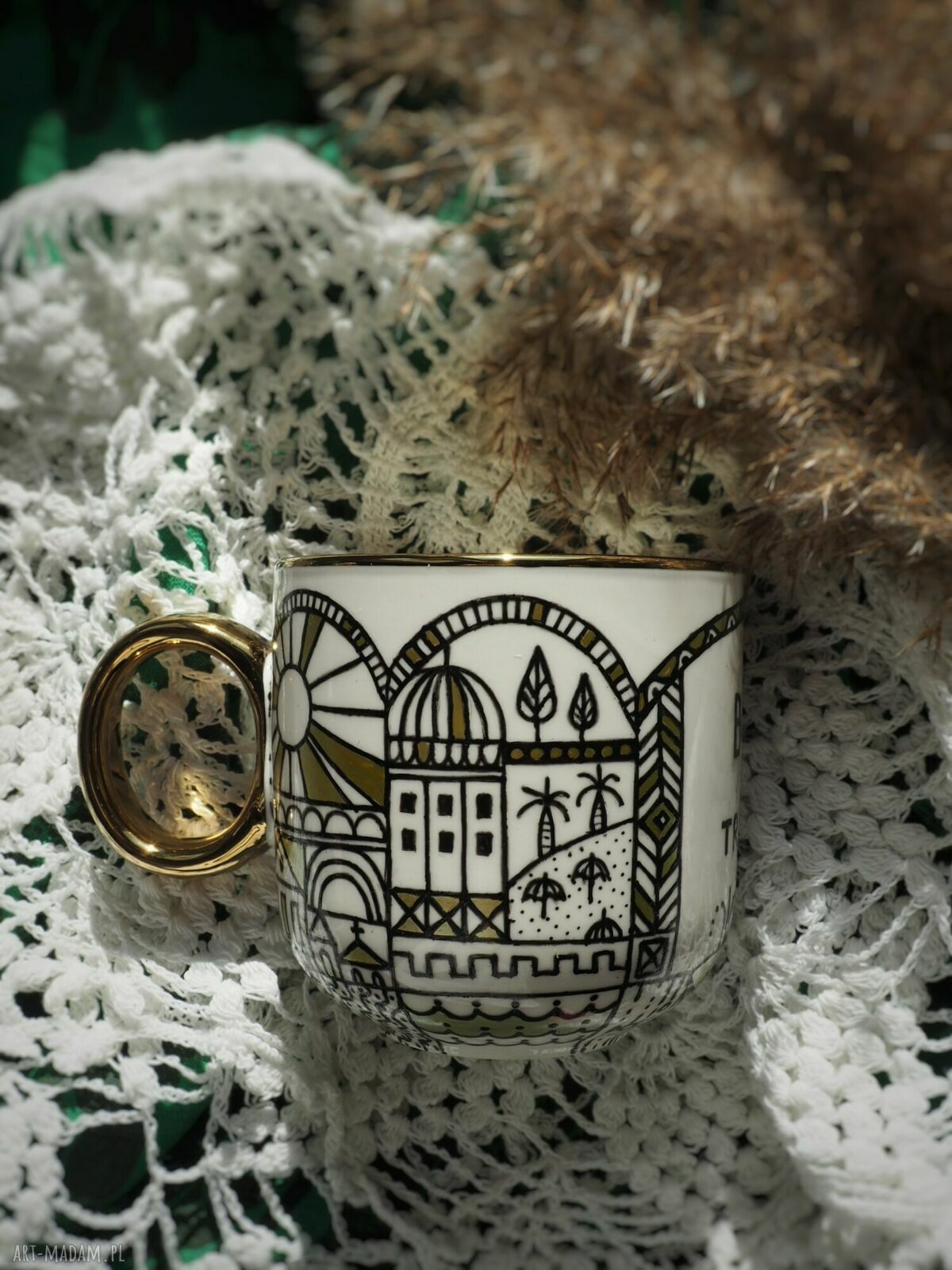 Ręcznie malowany kubek TRAVEL "Born to travel" dla podróżniczki - porcelana 380 ml