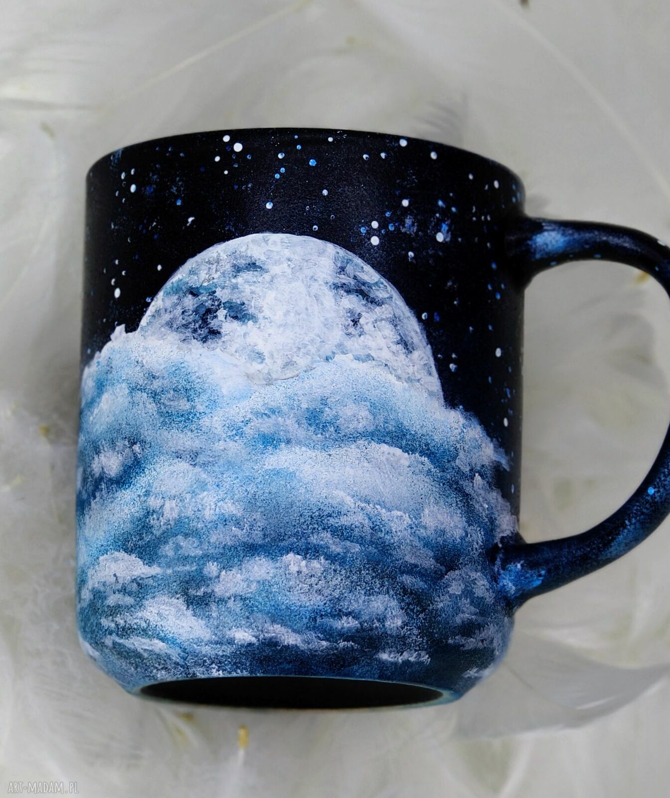 Ręcznie malowany kubek chmury i kosmos: księżyc oraz gwiazdy (400 ml)