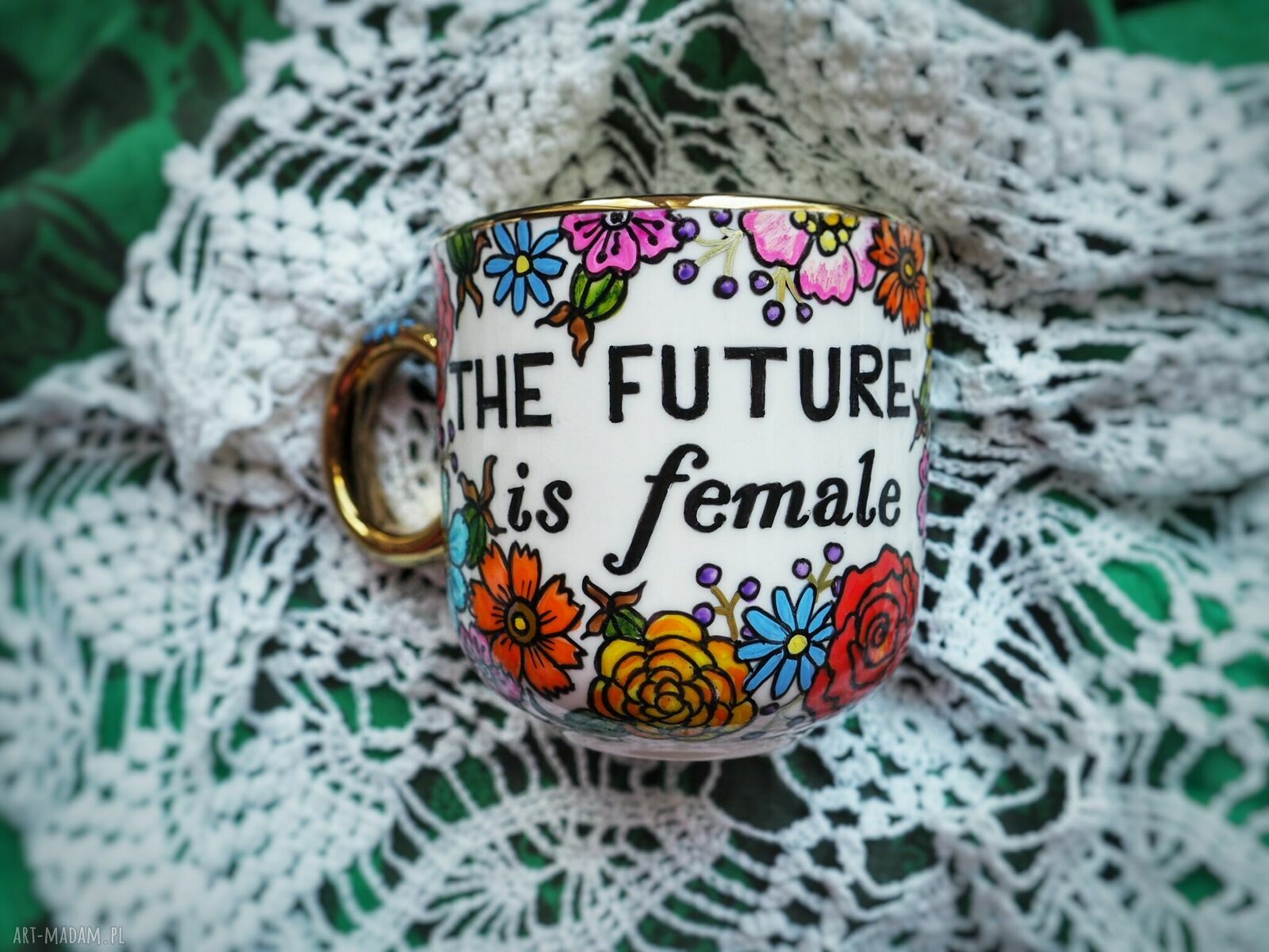 Ręcznie malowany kubek w kwiaty The future is female - Girls Power