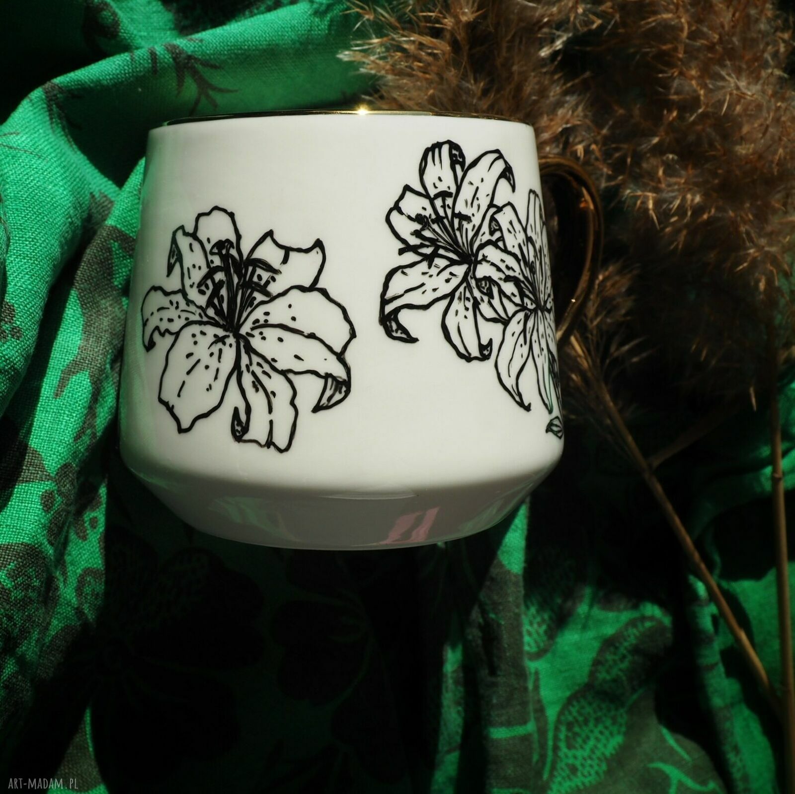 Ręcznie malowany porcelanowy kubek LILIA z motywem lilii