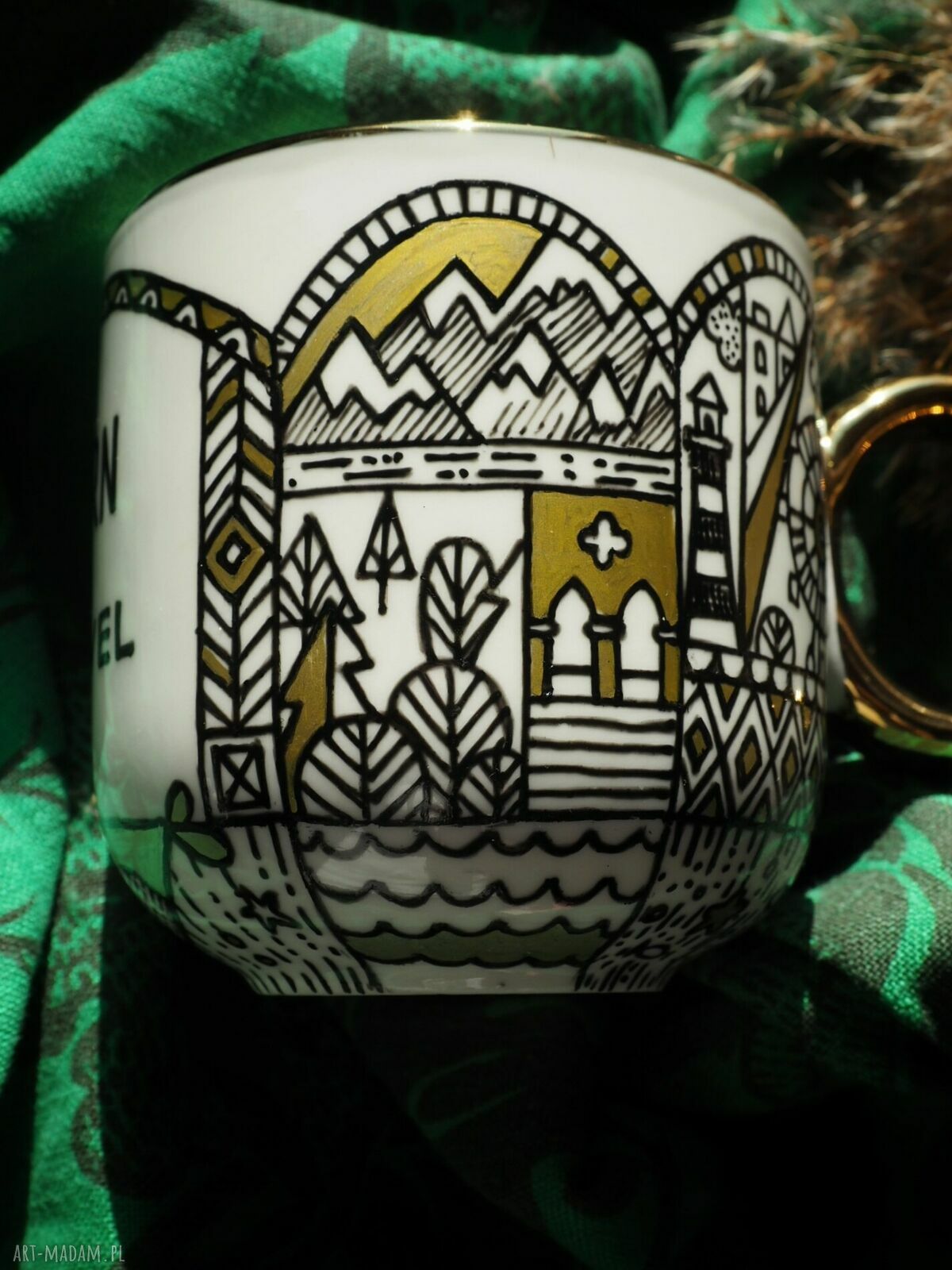 Ręcznie malowany kubek TRAVEL "Born to travel" dla podróżniczki - porcelana 380 ml