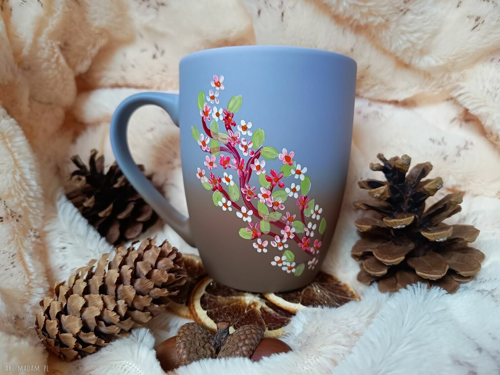 Ręcznie malowany unikatowy kubek porcelanowy Wiewiórki i kwiaty 300 ml