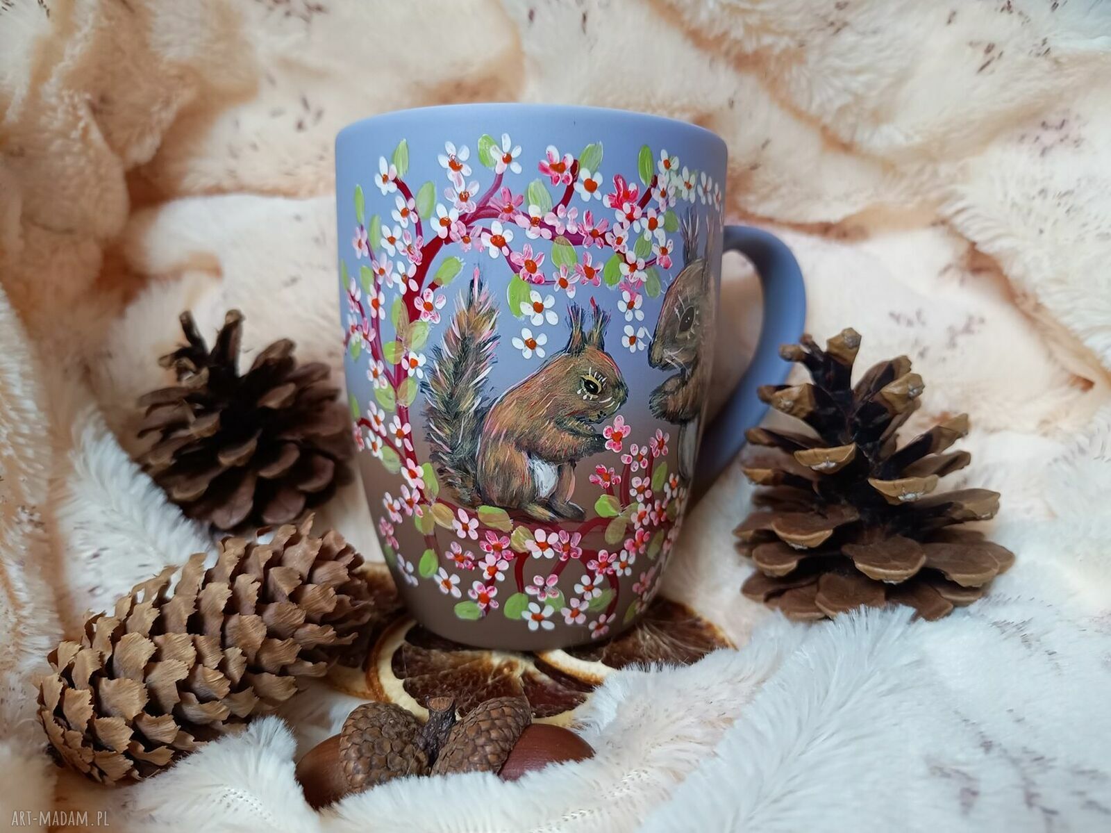 Ręcznie malowany unikatowy kubek porcelanowy Wiewiórki i kwiaty 300 ml