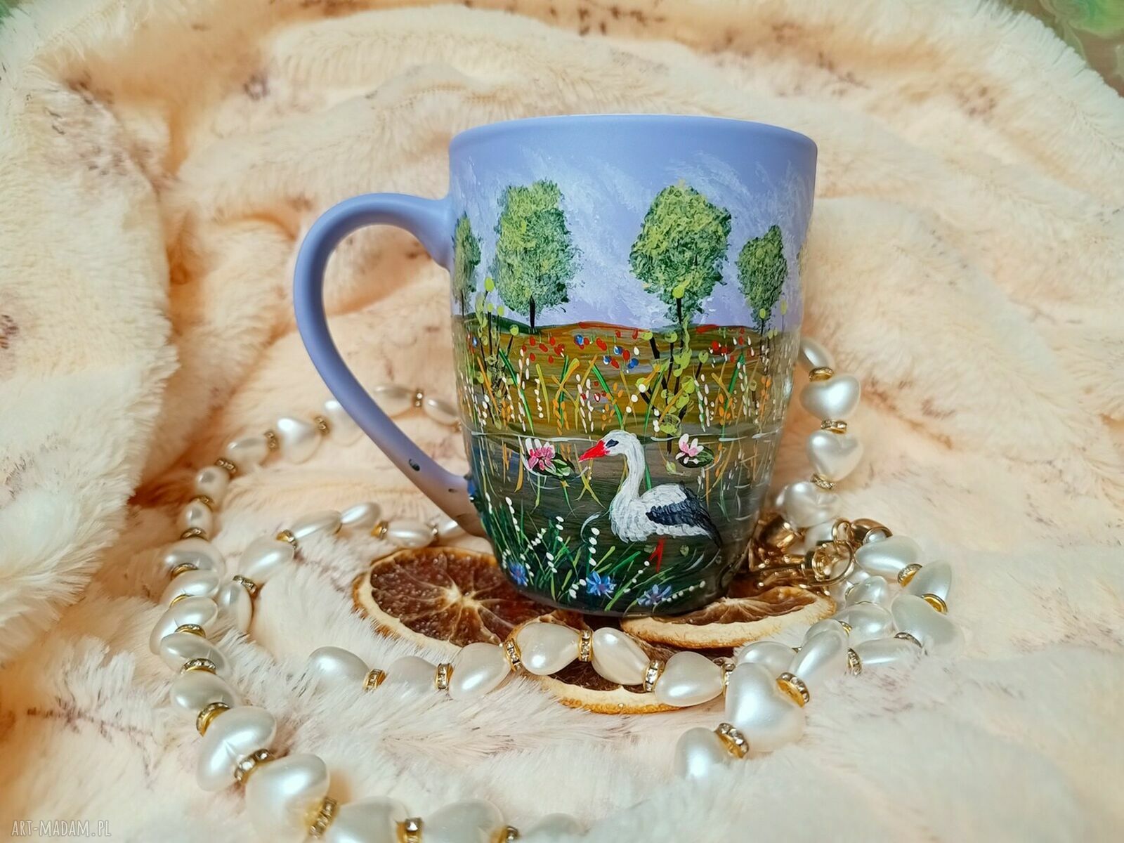 Porcelanowy kubek ręcznie malowany z bocianami - wiejski pejzaż 300 ml
