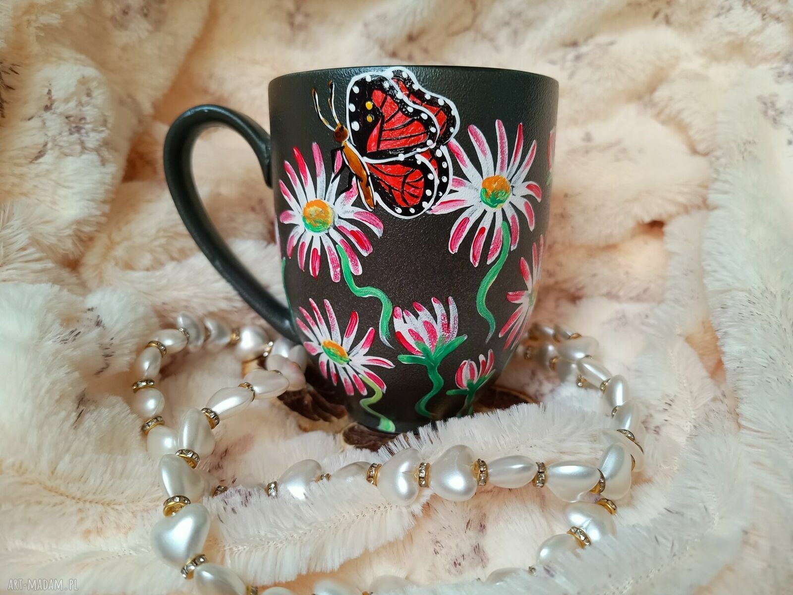 Ręcznie malowany kubek 400 ml - stokrotki i motyle z porcelany