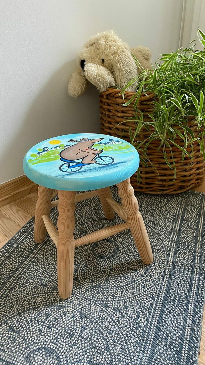 Miś na rowerze - ręcznie malowany stołek dziecięcy z drewna sosnowego