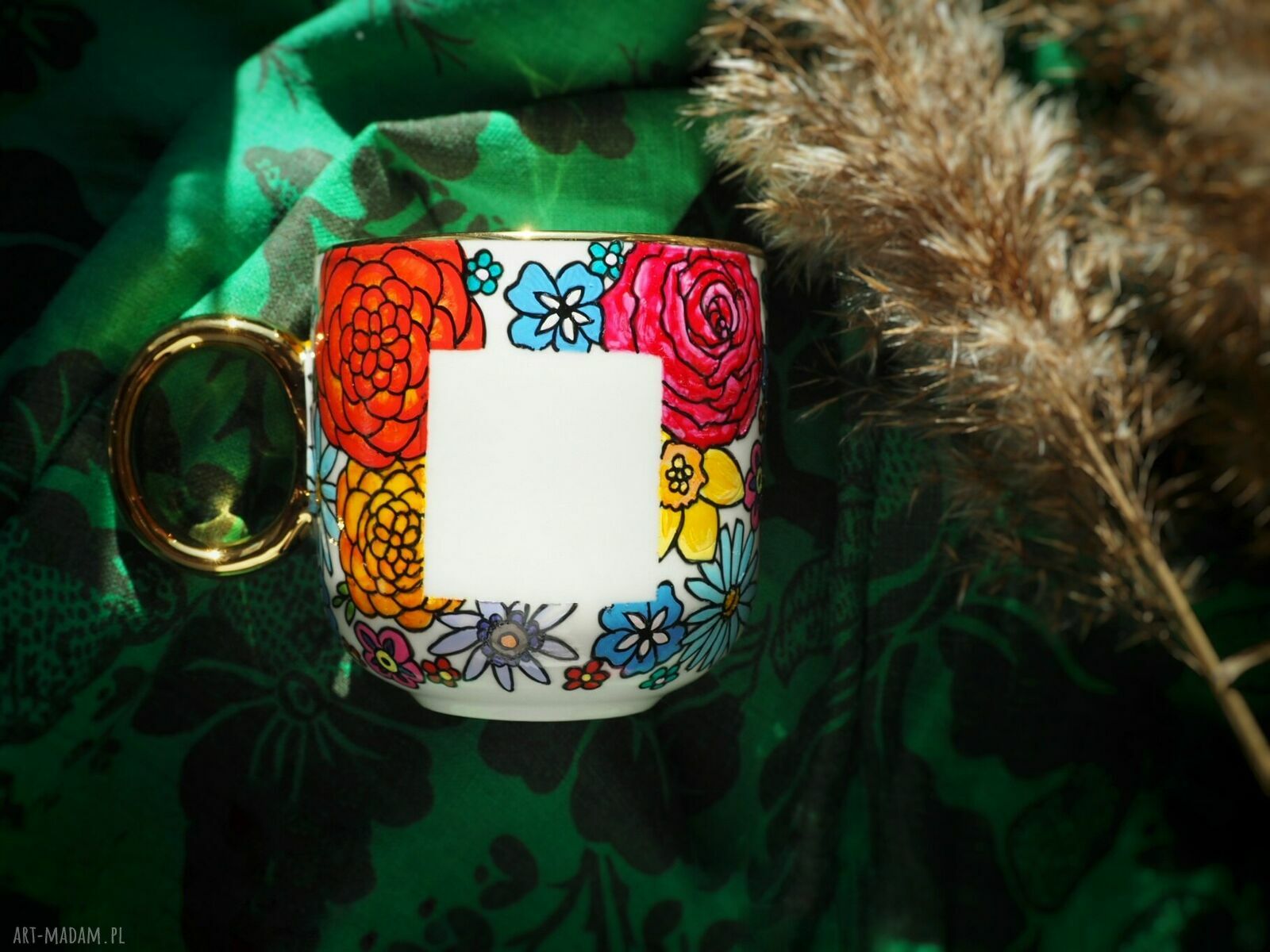 Ręcznie malowany kubek z wybraną literą i kwiatami