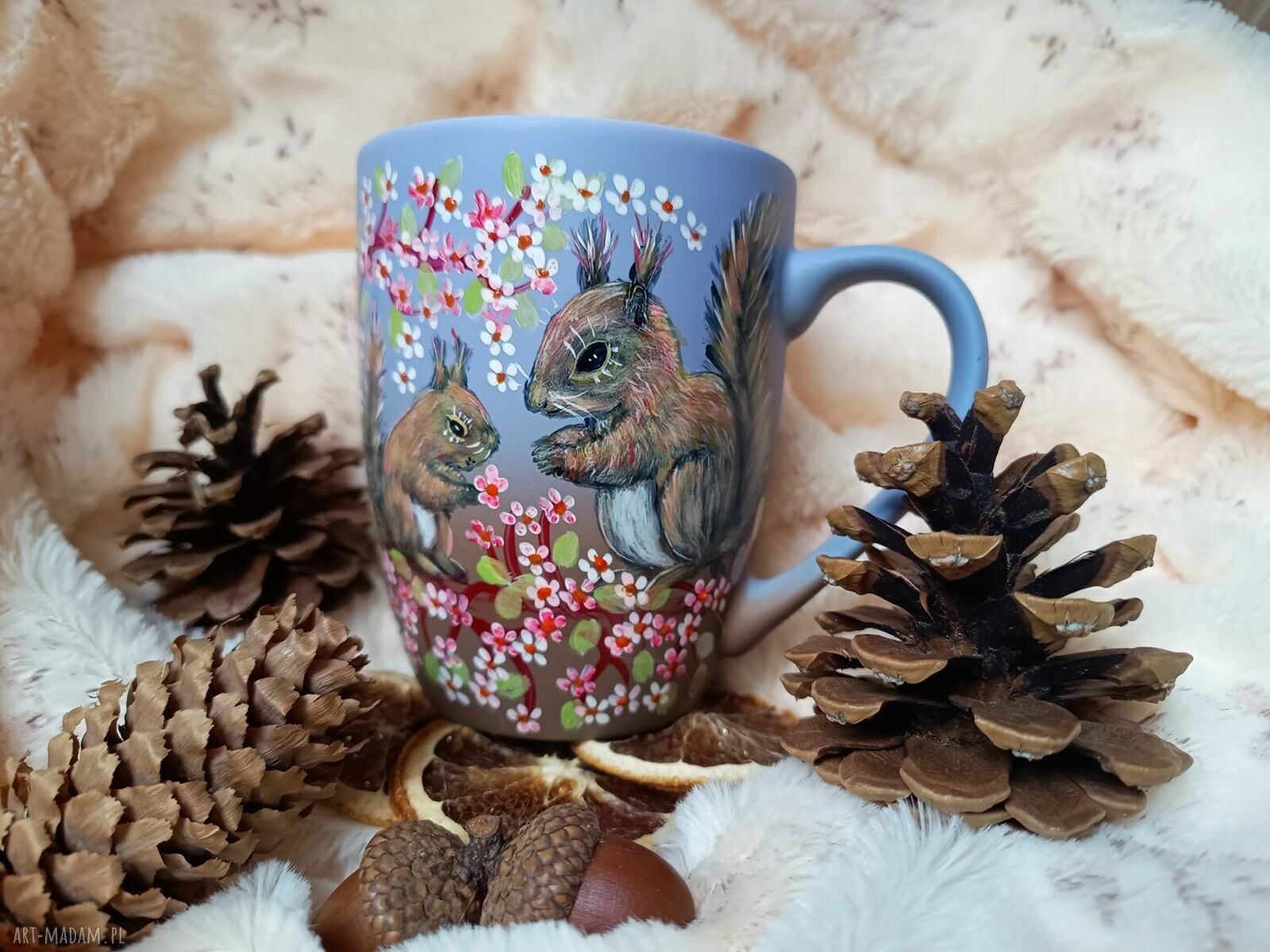 Ręcznie malowany unikatowy kubek porcelanowy Wiewiórki i kwiaty 300 ml