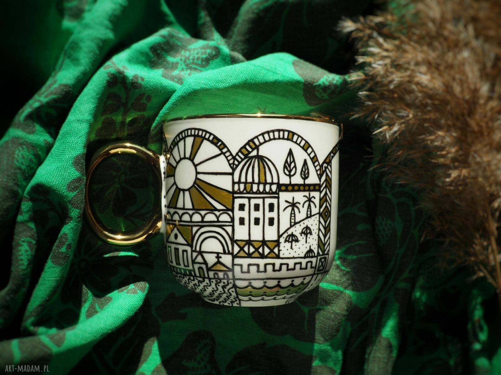 Ręcznie malowany kubek TRAVEL "Born to travel" dla podróżniczki - porcelana 380 ml