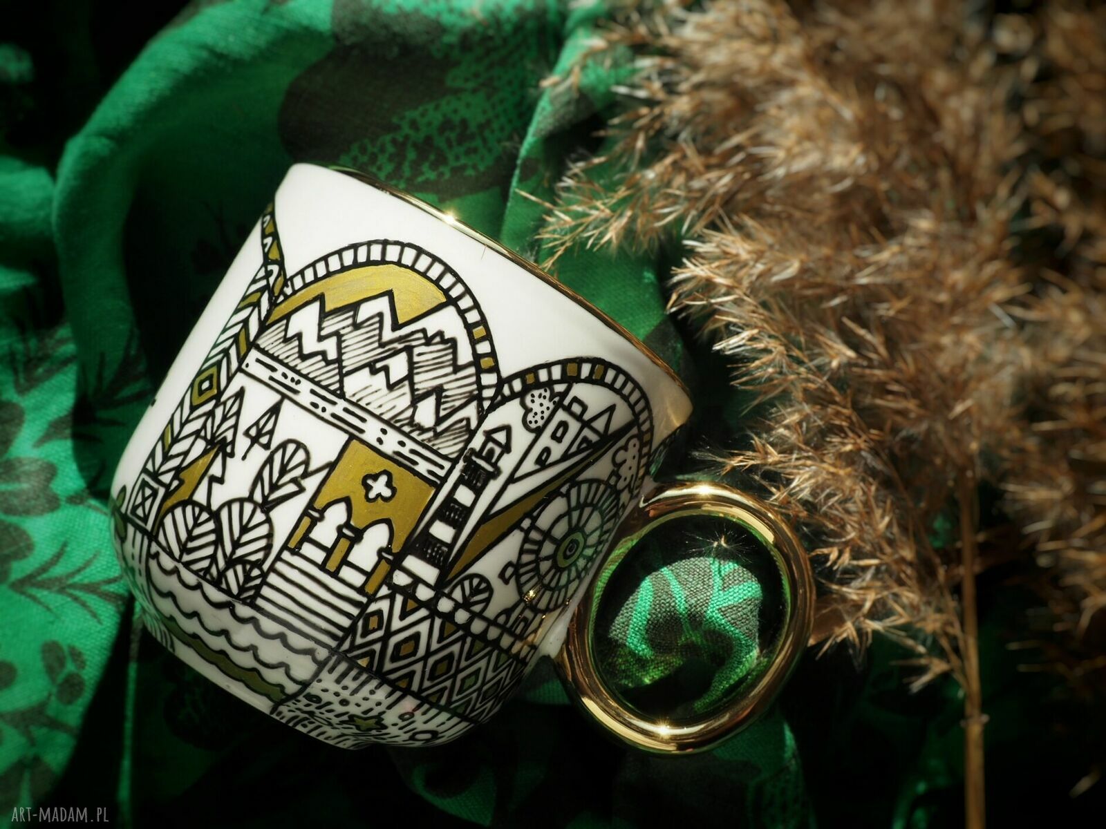 Ręcznie malowany kubek TRAVEL "Born to travel" dla podróżniczki - porcelana 380 ml