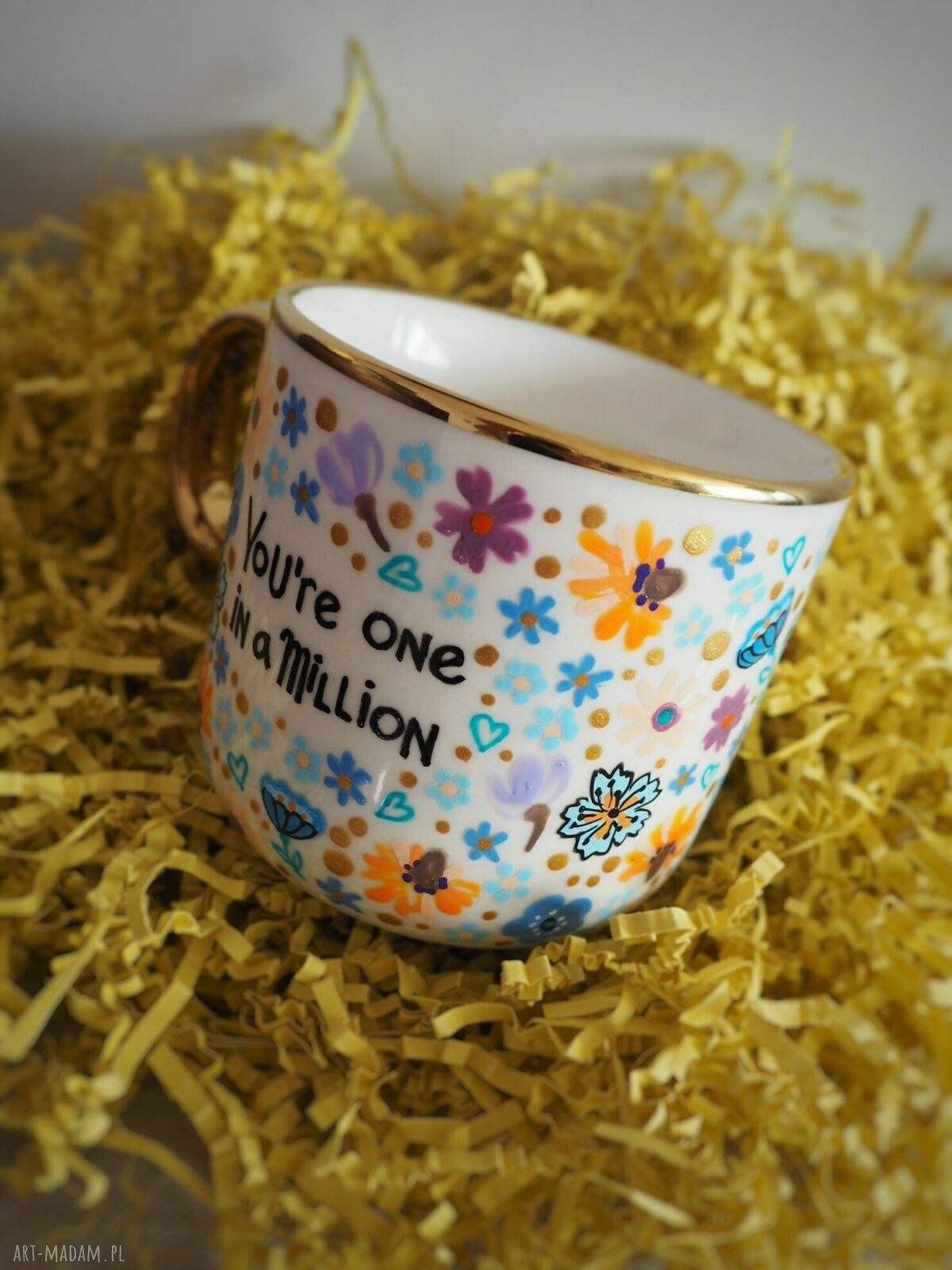 Ręcznie malowany kubek porcelanowy THE ONE - 380 ml, wzór w kwiaty i napis