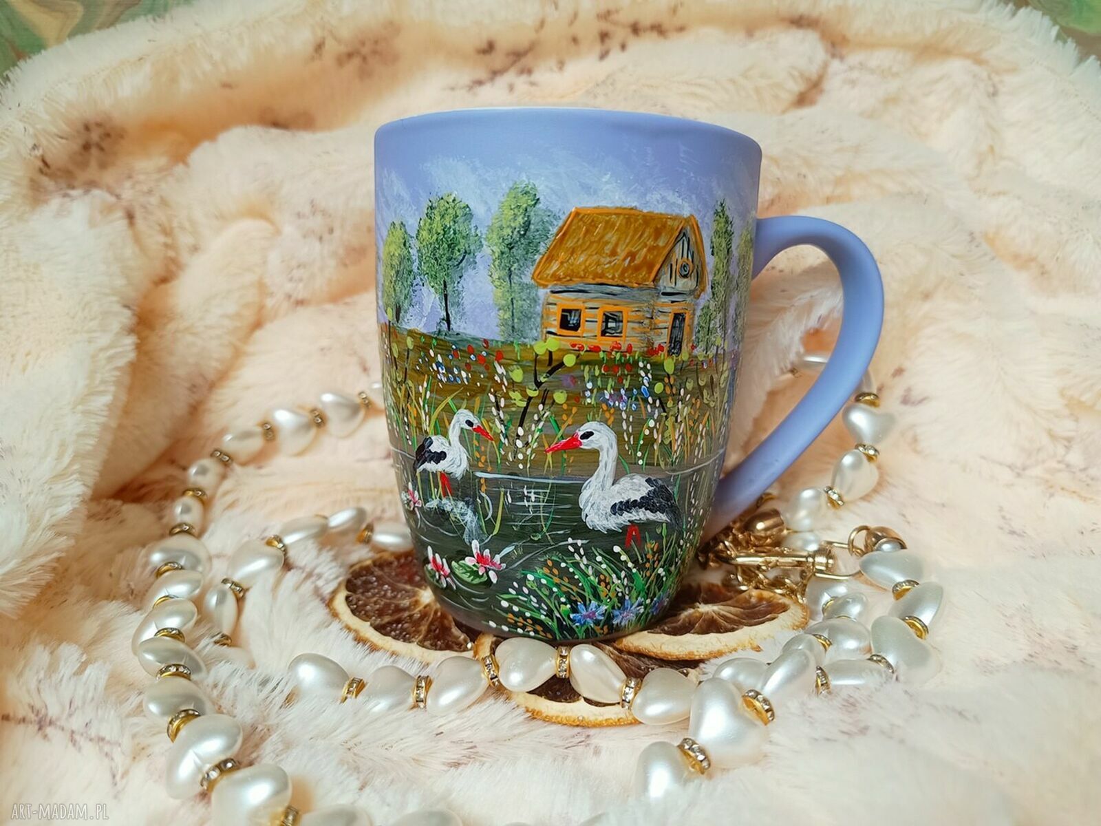 Porcelanowy kubek ręcznie malowany z bocianami - wiejski pejzaż 300 ml