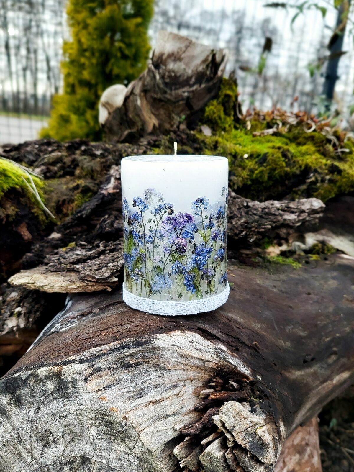 Ręcznie robiona świeca botaniczna z suszonymi niezapominajkami