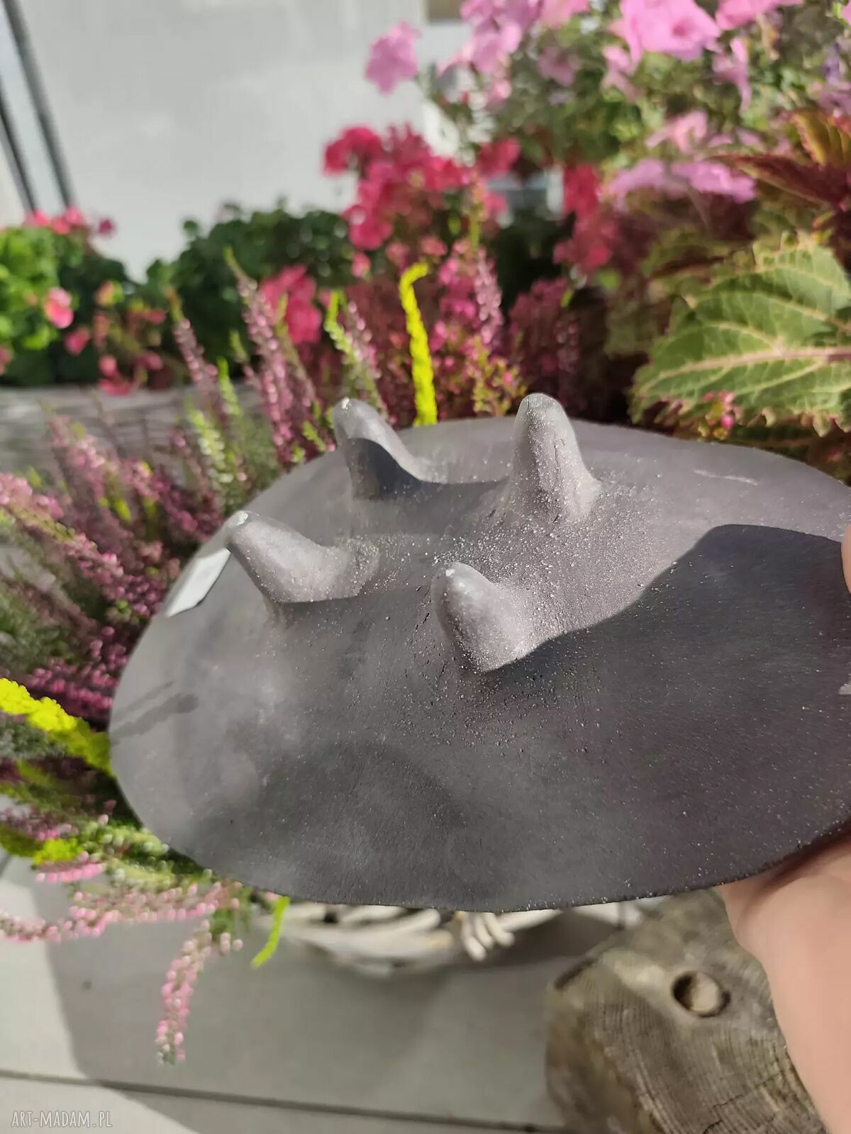 Ręcznie robiona misa ceramiczna na nóżkach