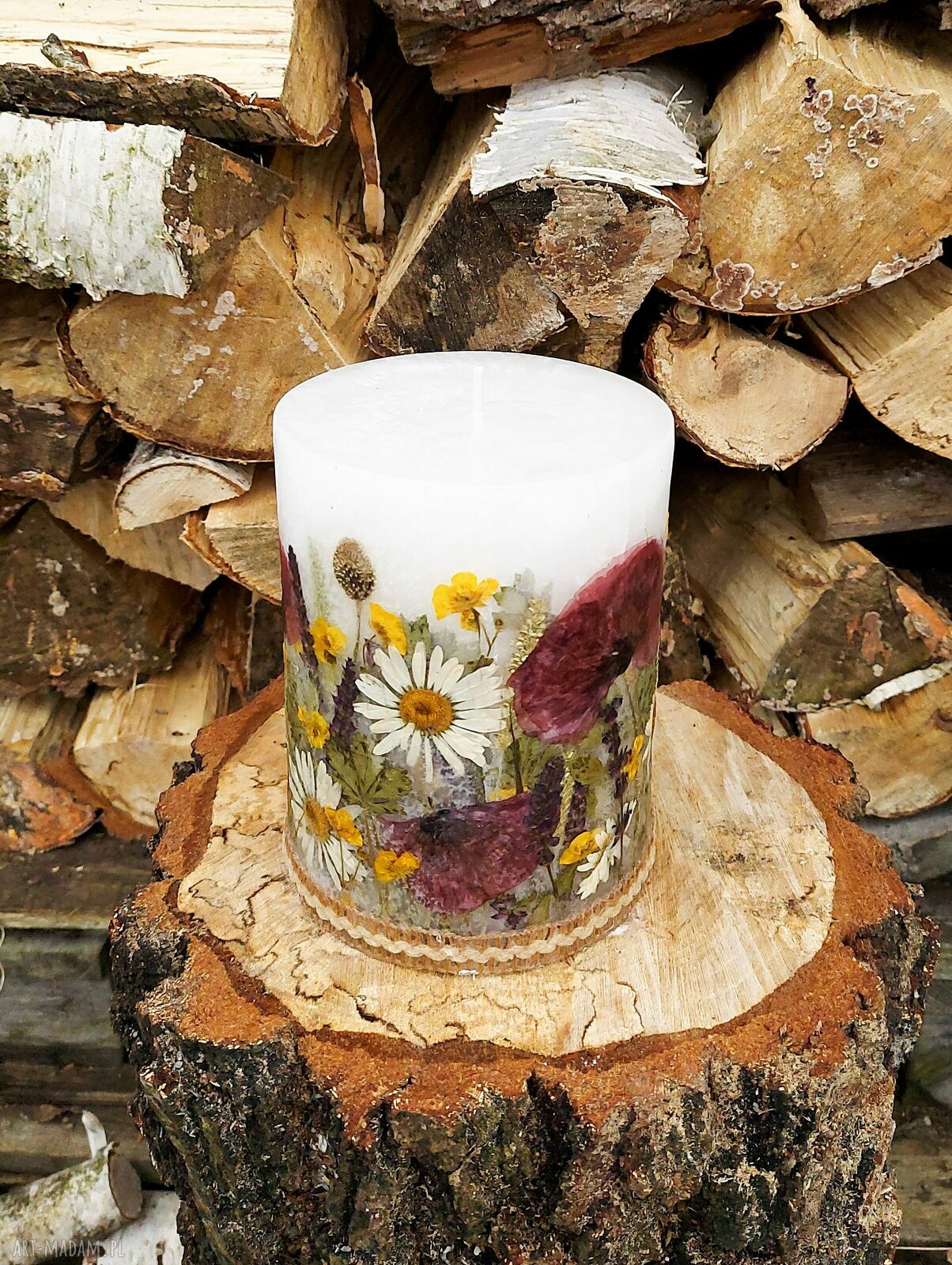Ręcznie robiona świeca botaniczna z suszonymi kwiatami rumianku i maków (duża)