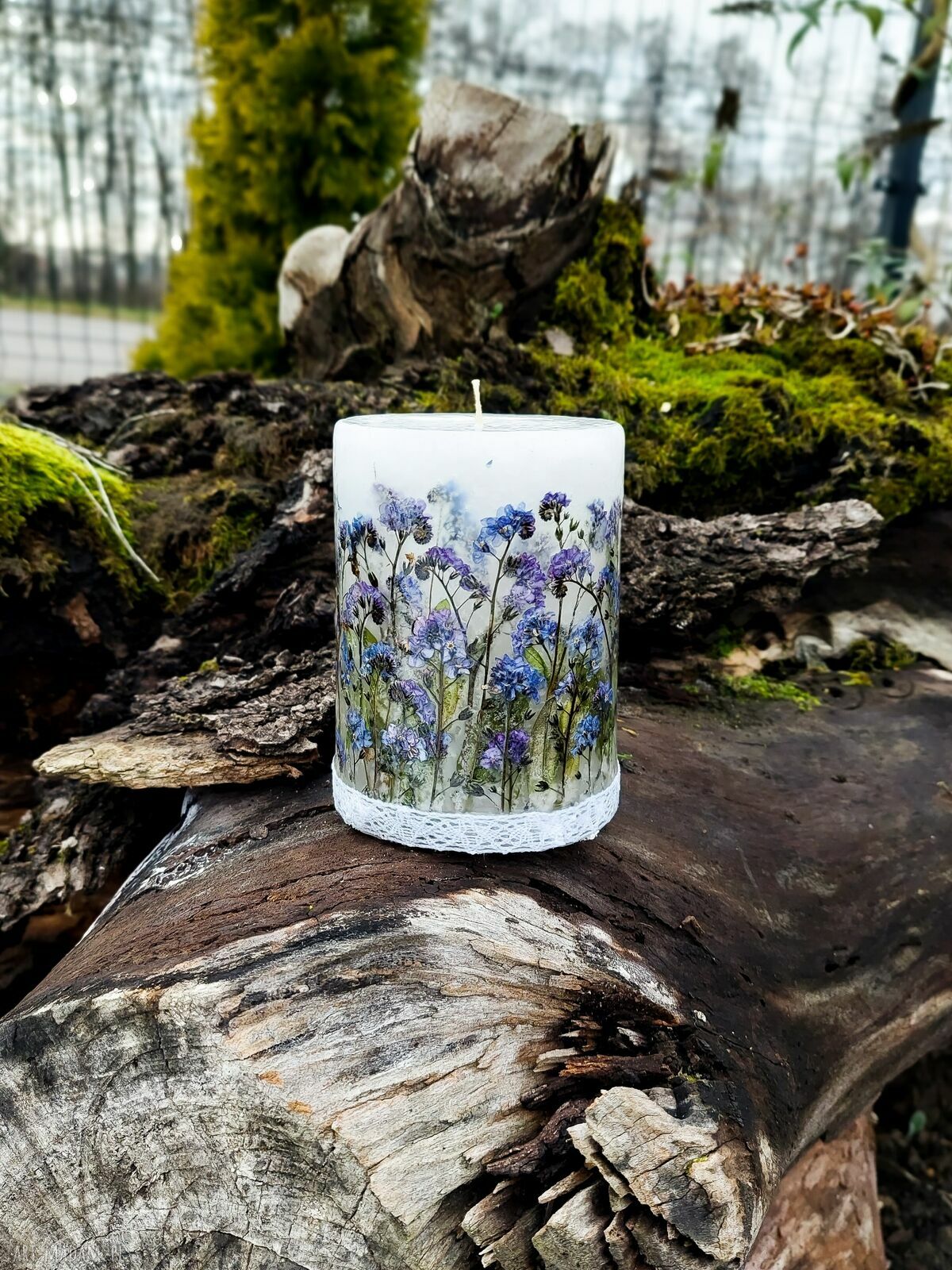Ręcznie robiona świeca botaniczna z suszonymi niezapominajkami